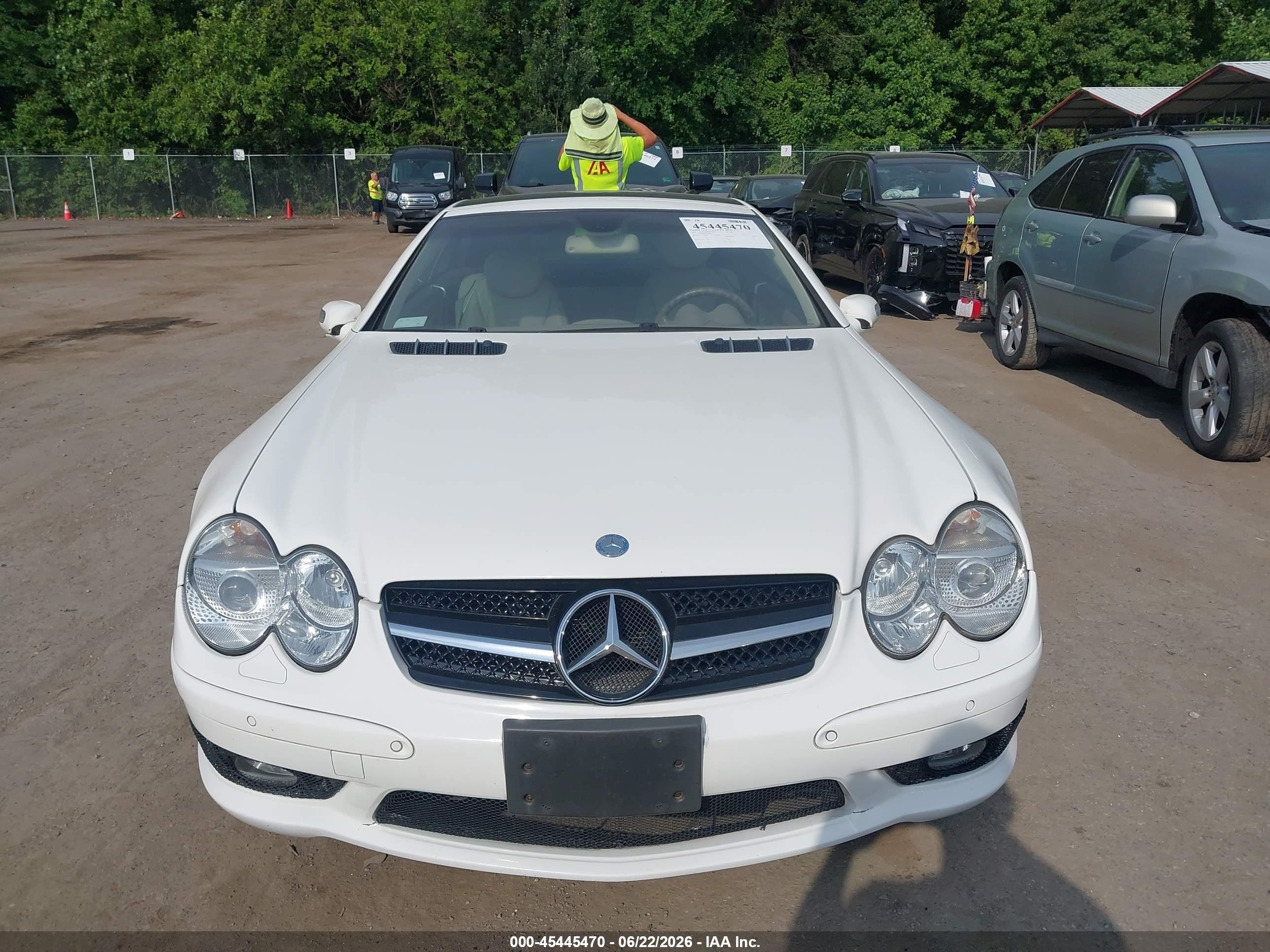 2004 Mercedes-benz Sl 500   White vin: WDBSK75F34F080937