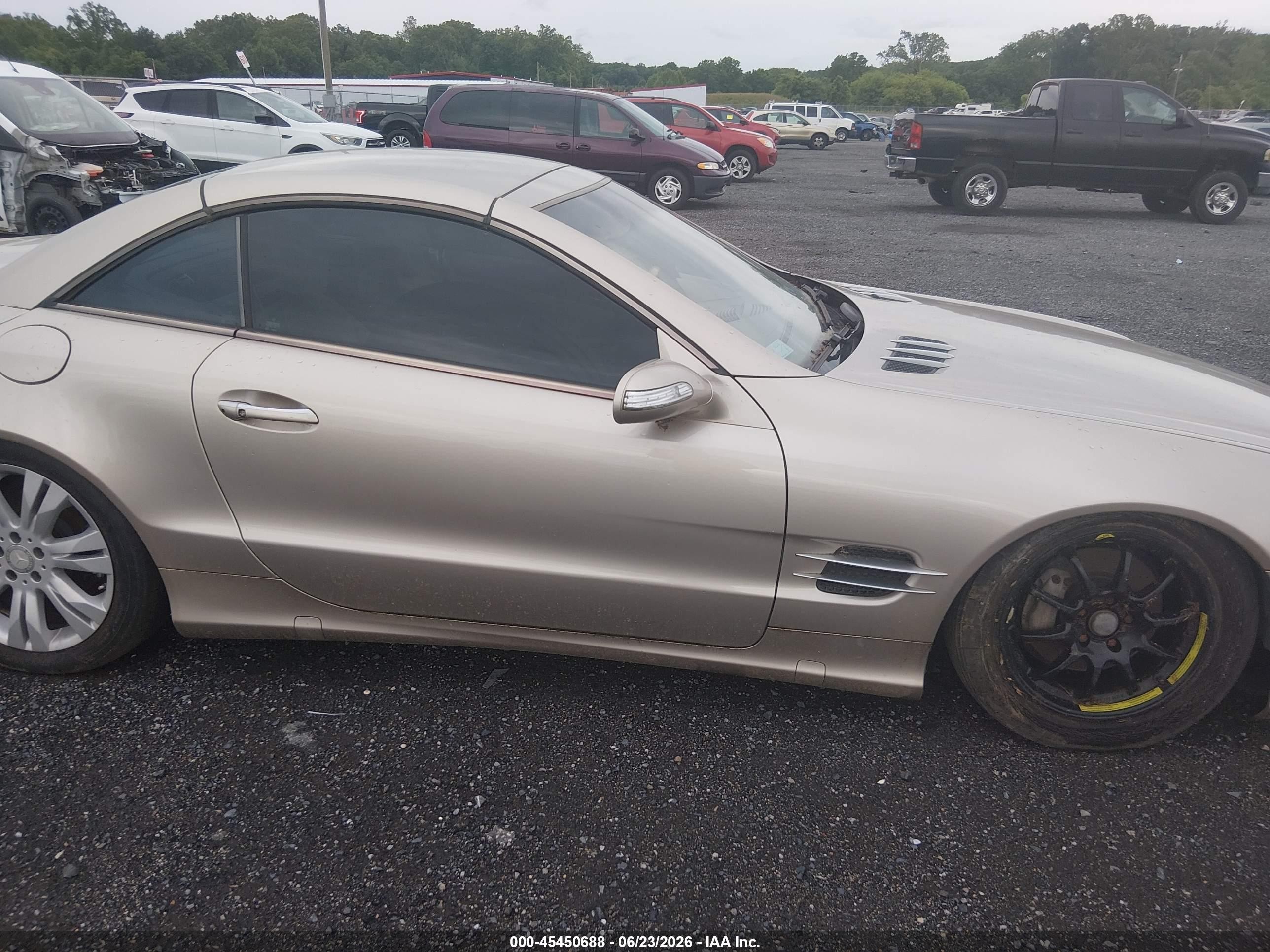 2004 Mercedes-benz Sl 500   Gold vin: WDBSK75F64F084061