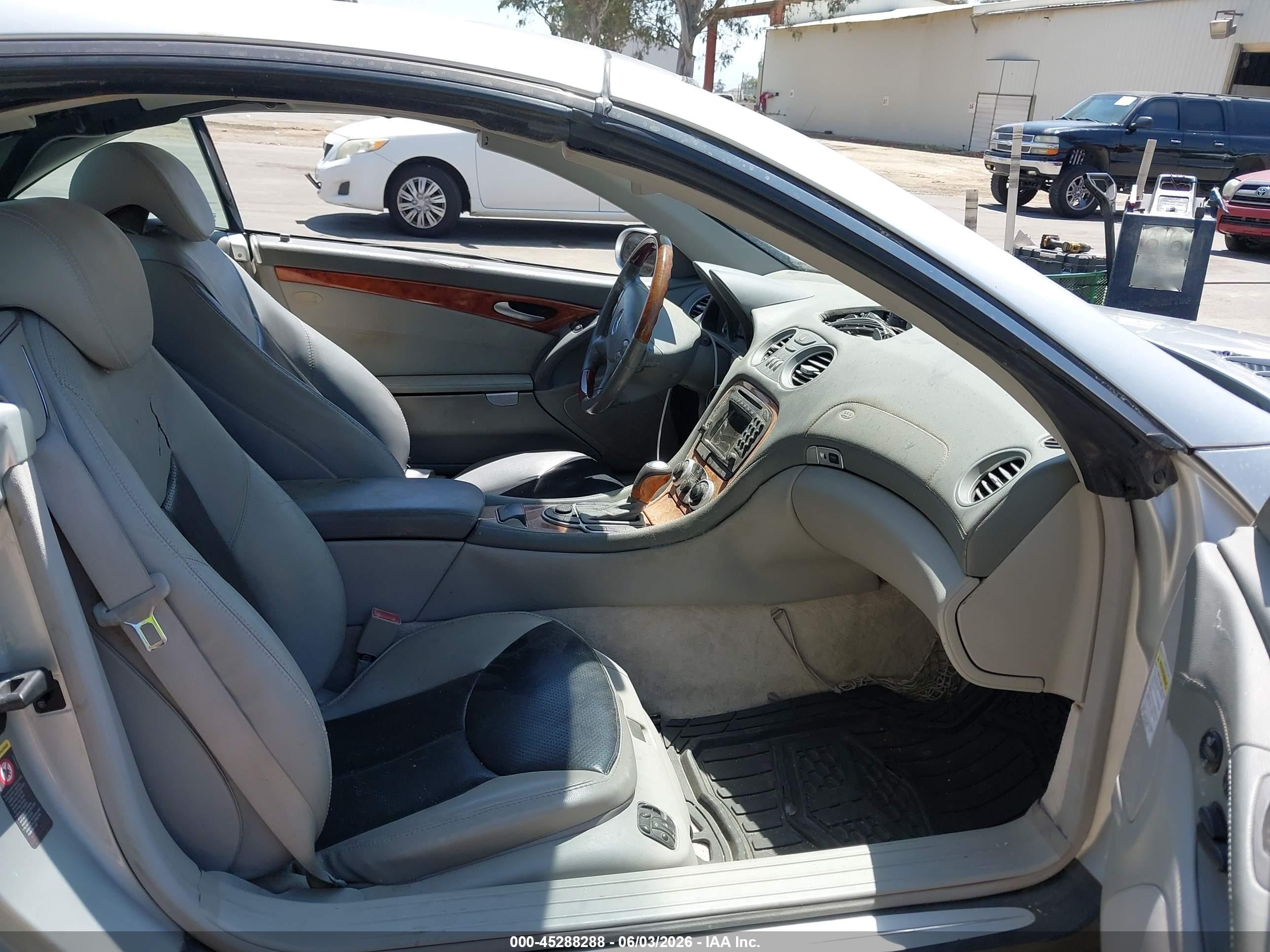 2004 Mercedes-benz Sl 500   Silver vin: WDBSK75F94F070025