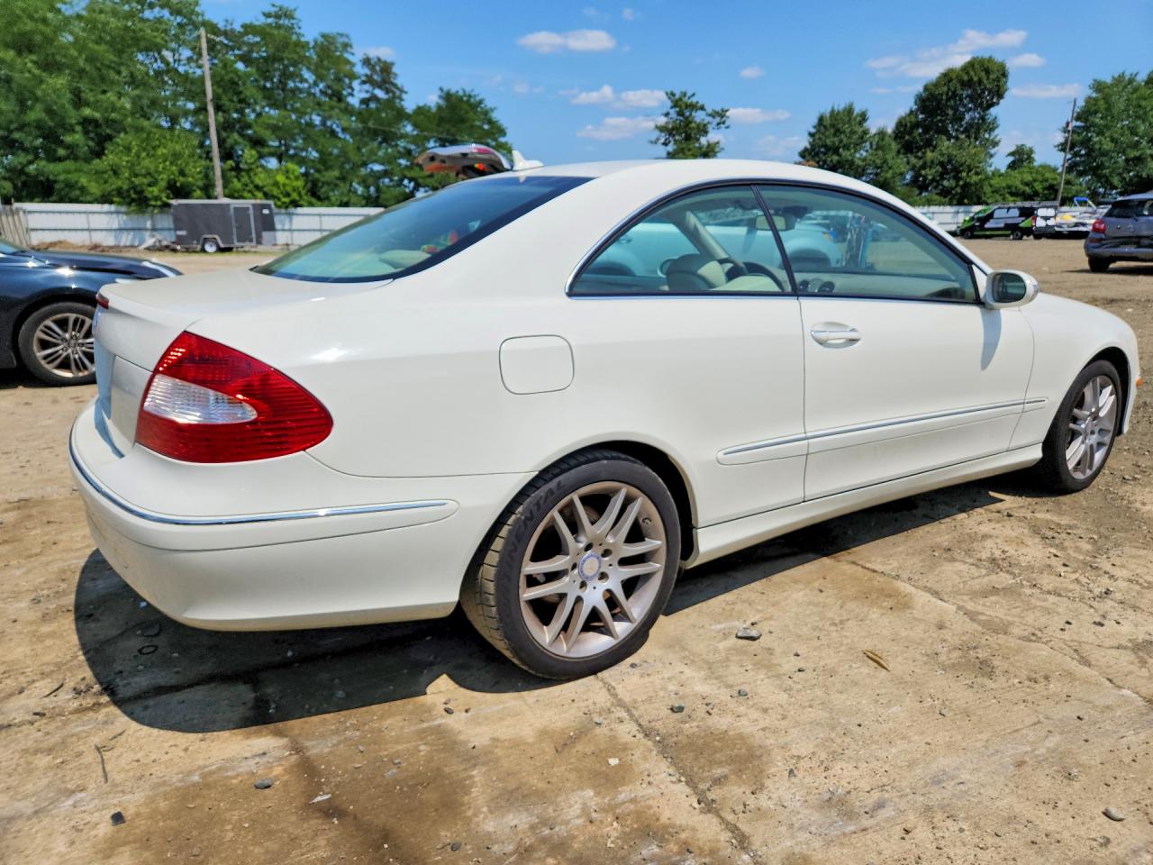 2009 Mercedes-benz Clk 350 White vin: WDBTJ56H39F266464