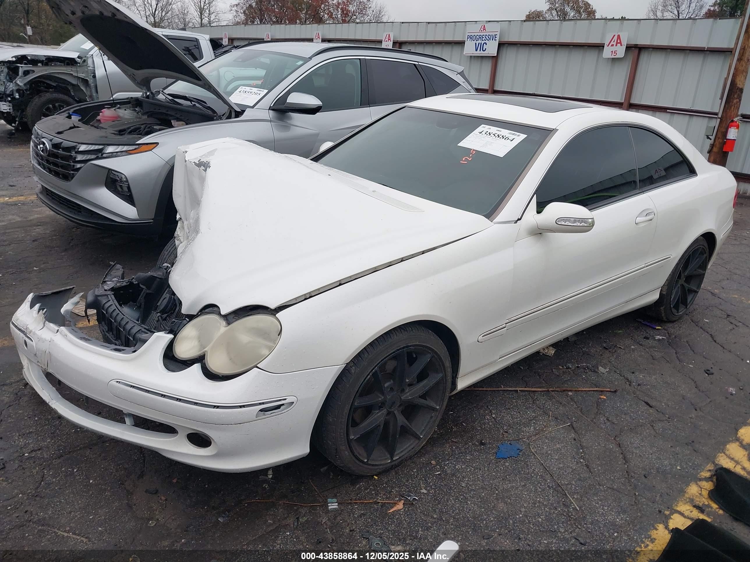 2003 Mercedes-benz Clk 320   White vin: WDBTJ65J23F042524