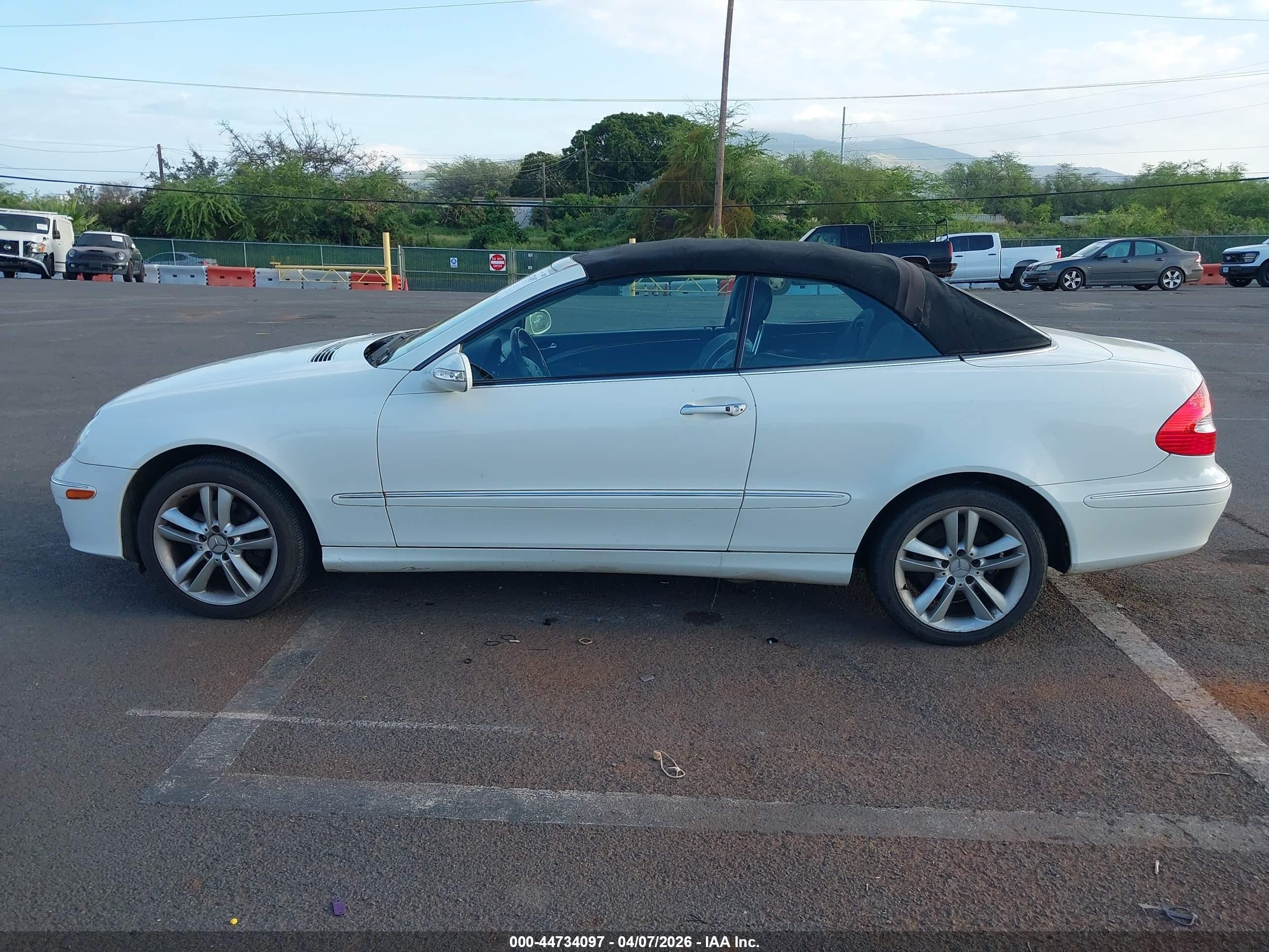 2007 Mercedes-benz Clk 350   White vin: WDBTK56F97F220887