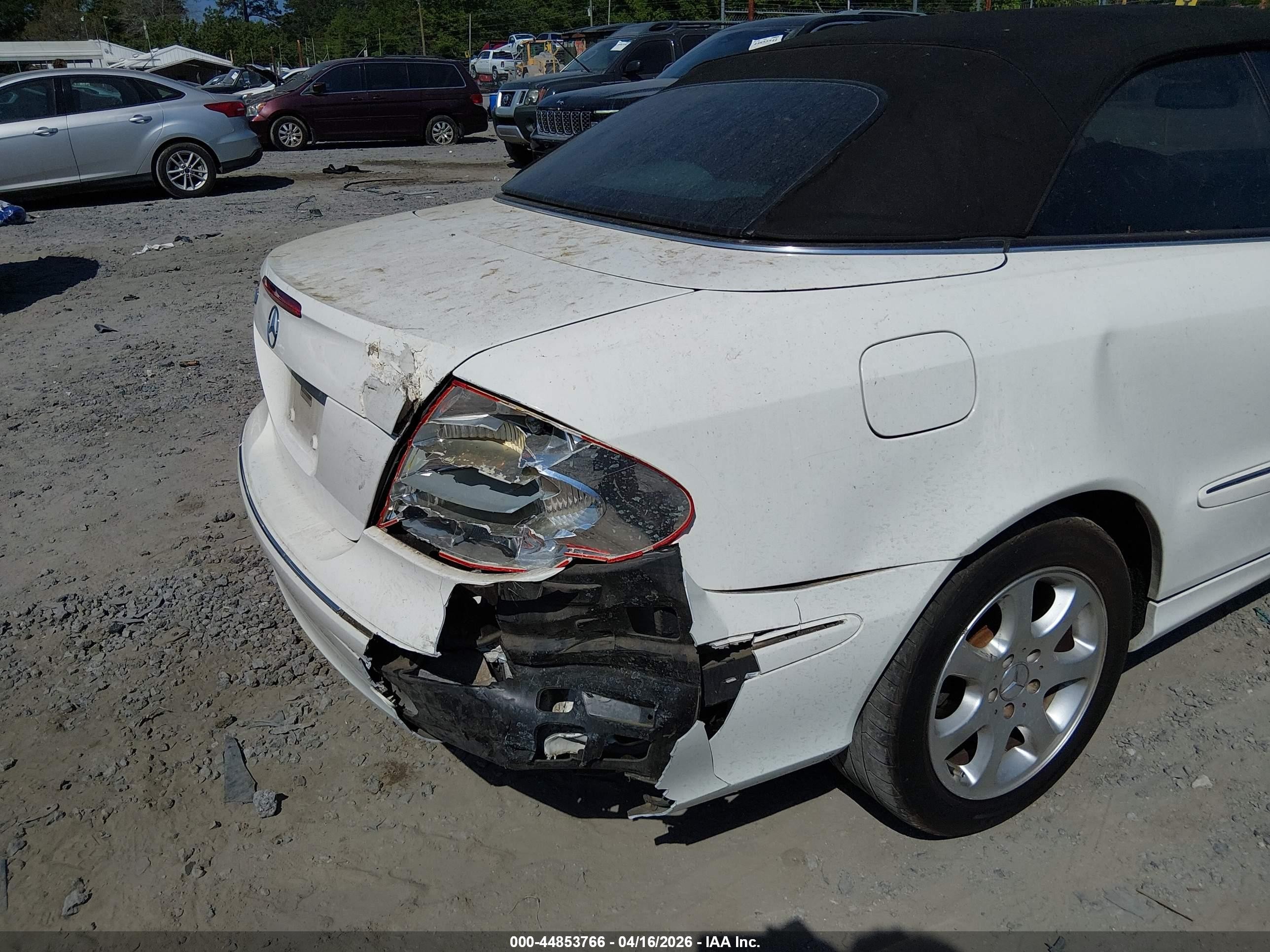 2004 Mercedes-benz Clk 320   White vin: WDBTK65G04T018128