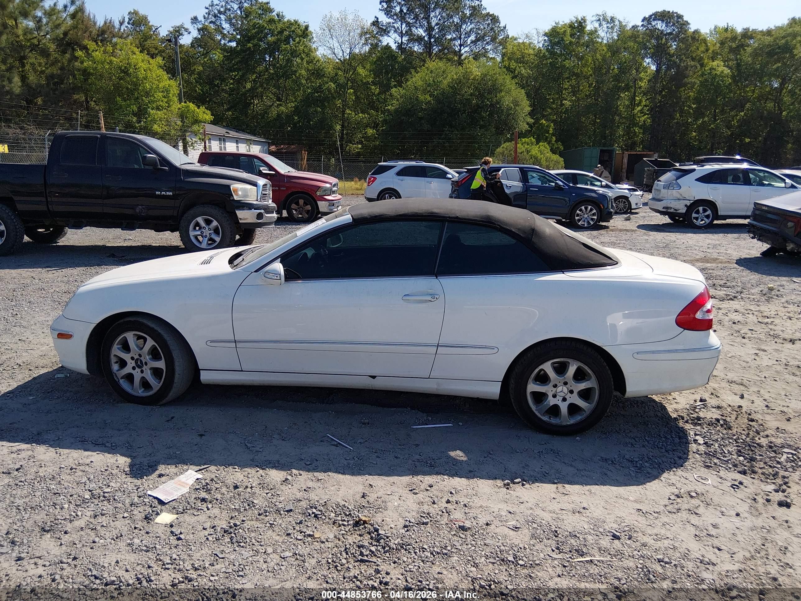 2004 Mercedes-benz Clk 320   White vin: WDBTK65G04T018128
