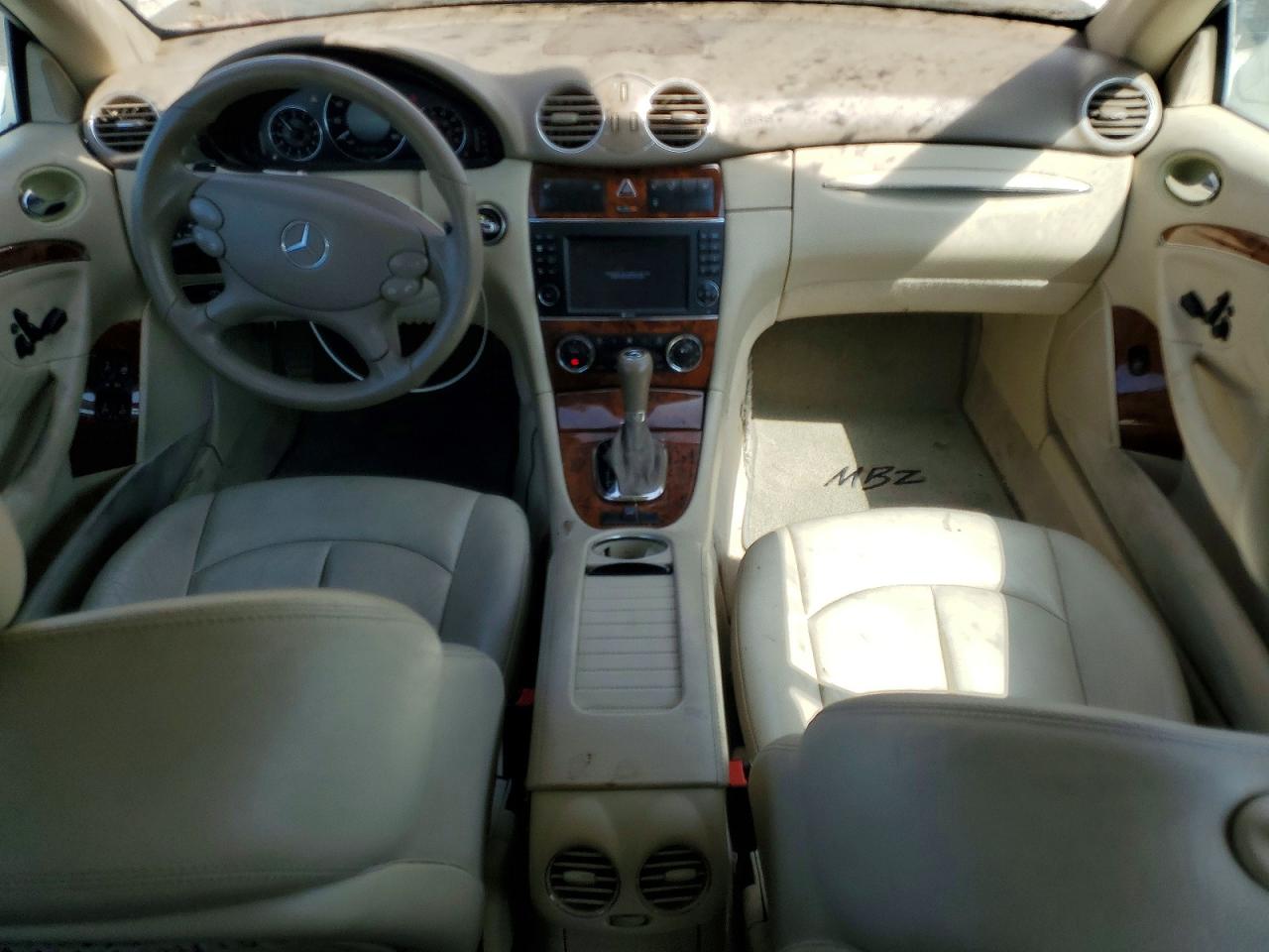 2007 Mercedes-benz Clk 550 White vin: WDBTK72F27T082807