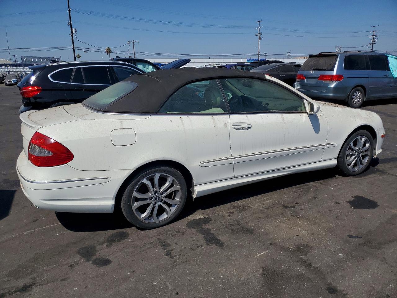 2007 Mercedes-benz Clk 550 White vin: WDBTK72F27T082807