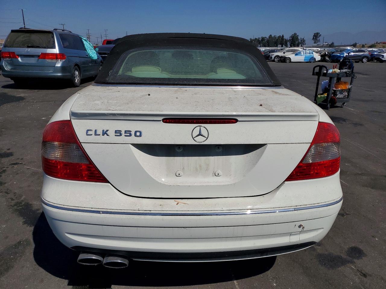 2007 Mercedes-benz Clk 550 White vin: WDBTK72F27T082807