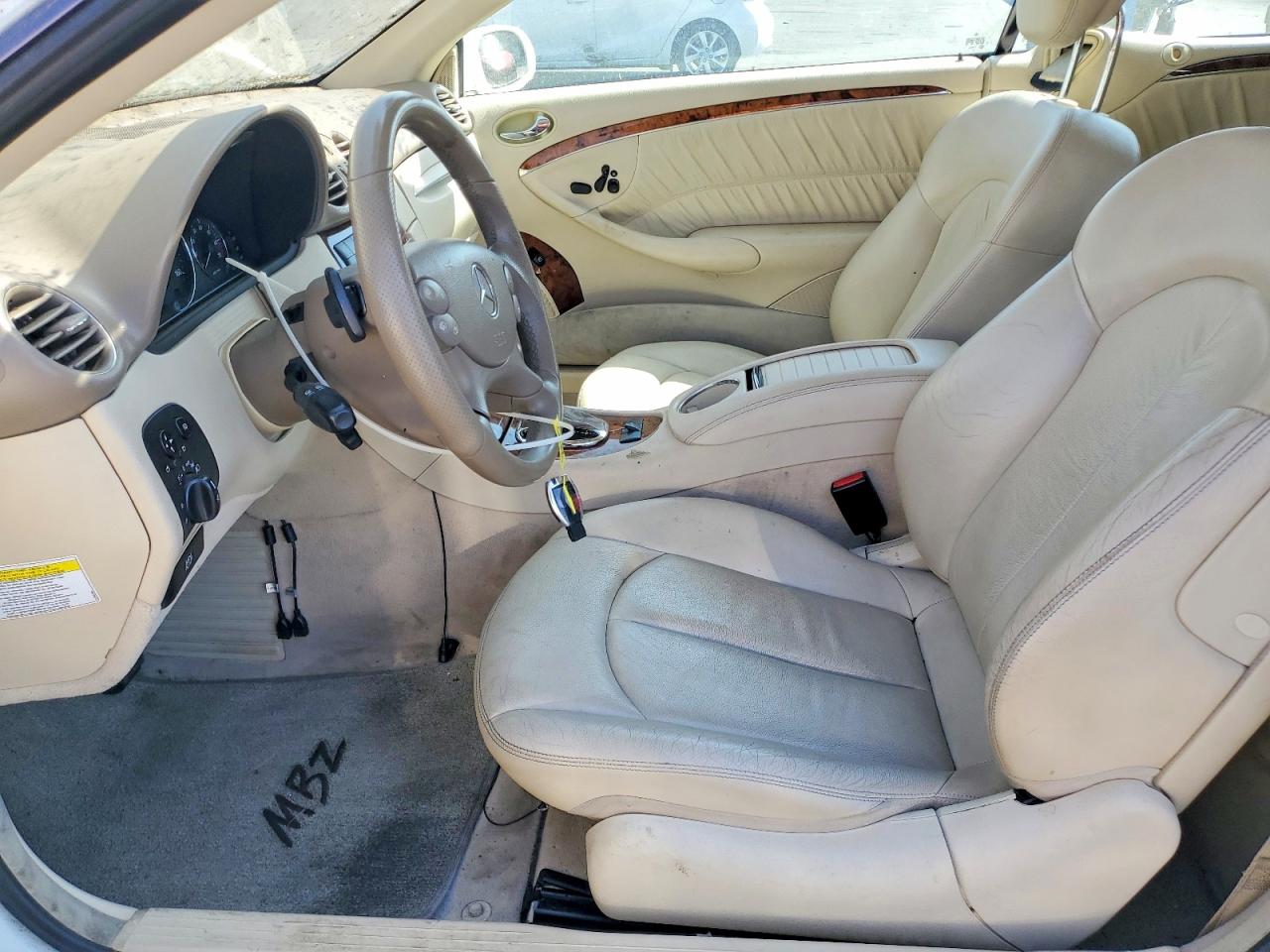 2007 Mercedes-benz Clk 550 White vin: WDBTK72F27T082807