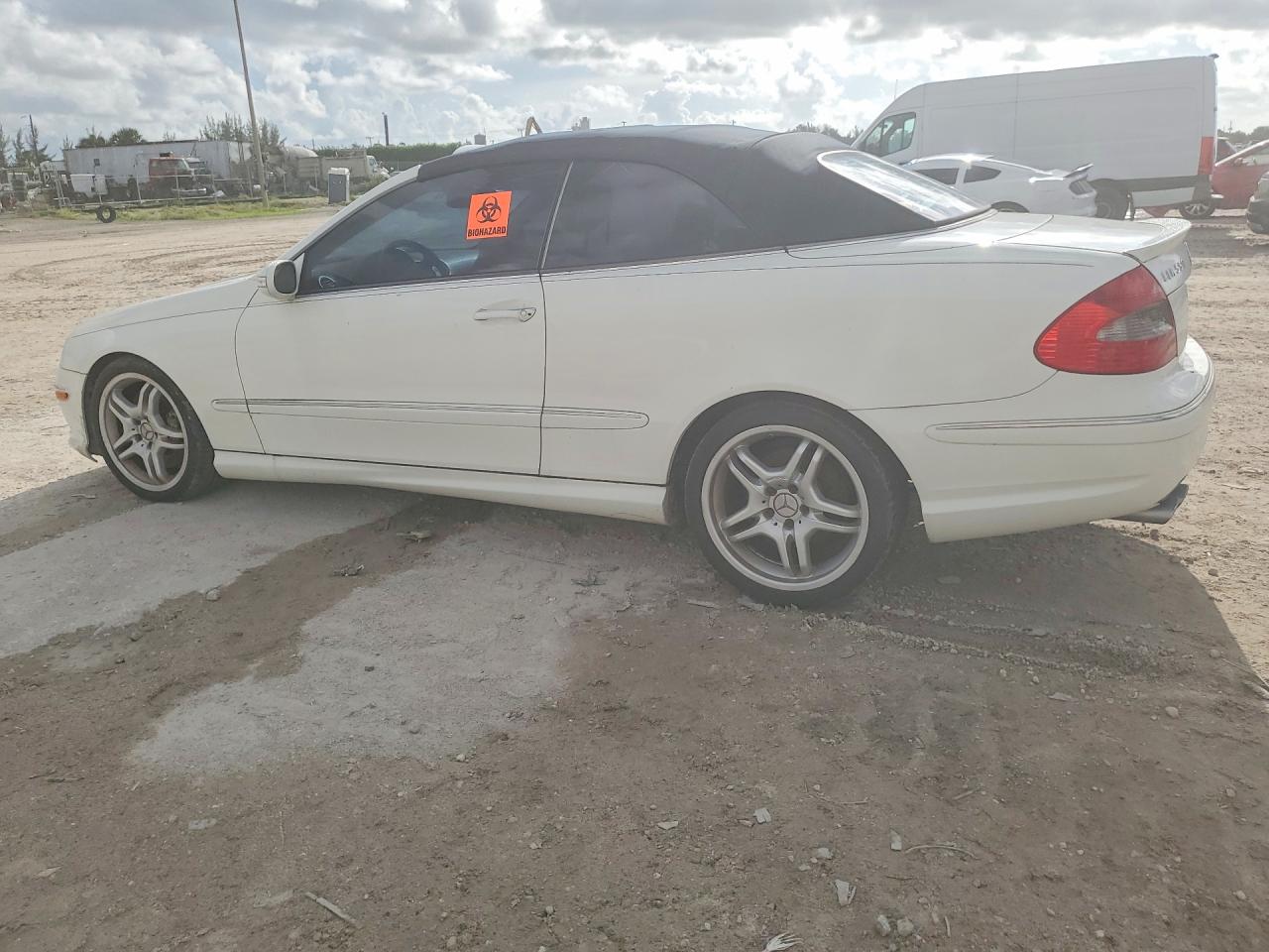 2008 Mercedes-benz Clk 550 White vin: WDBTK72F78T094128