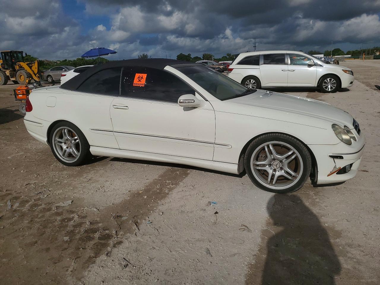 2008 Mercedes-benz Clk 550 White vin: WDBTK72F78T094128
