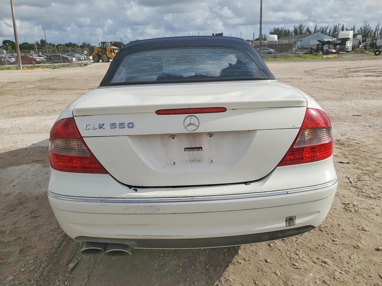2008 Mercedes-benz Clk 550 White vin: WDBTK72F78T094128
