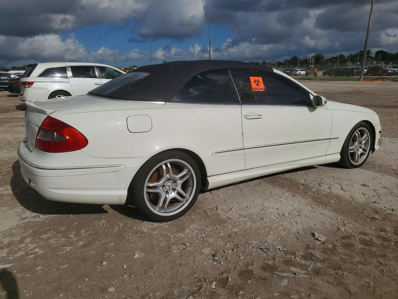 2008 Mercedes-benz Clk 550 White vin: WDBTK72F78T094128
