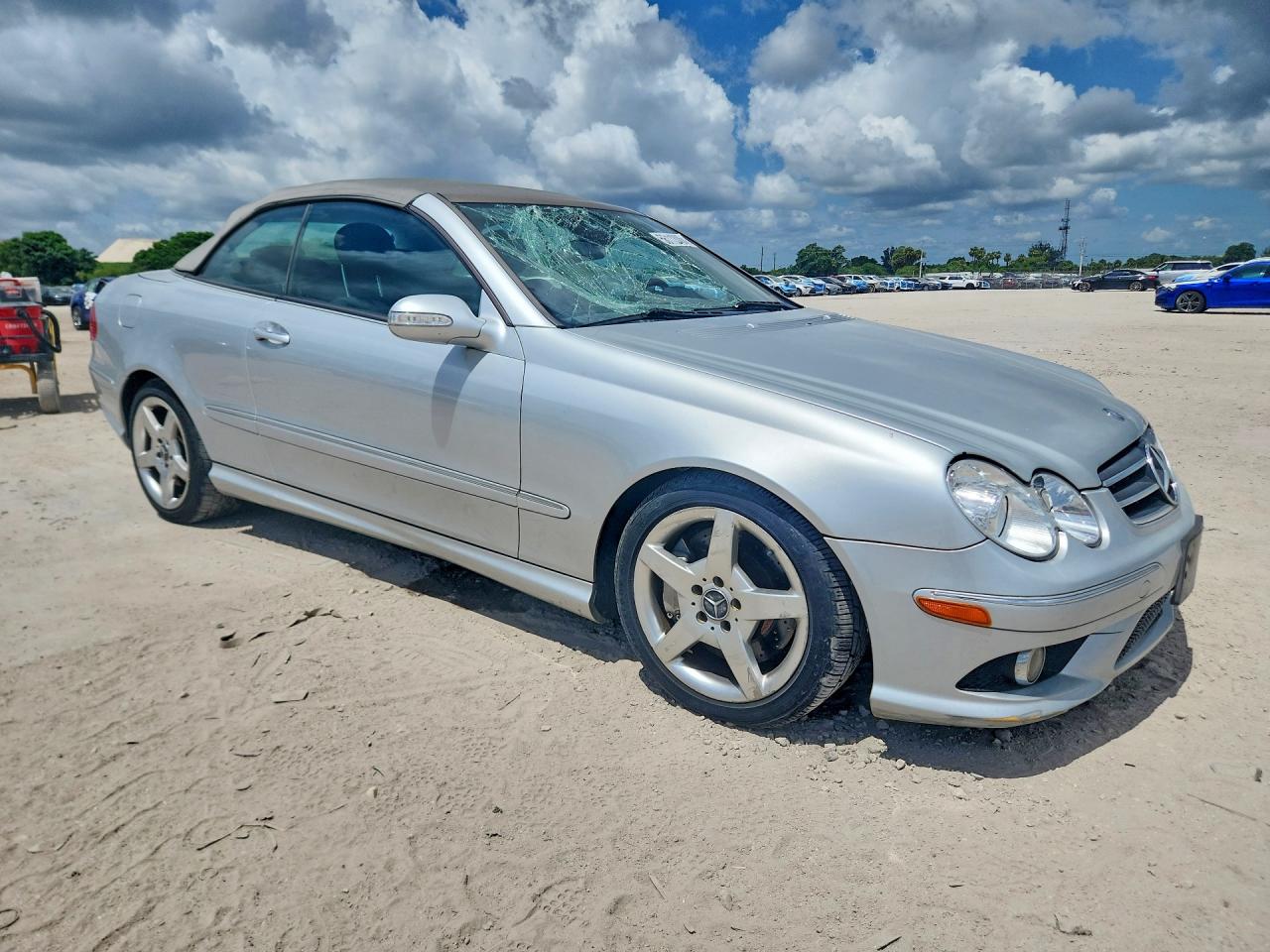 2008 Mercedes-benz Clk 550 Серебряный vin: WDBTK72F88T088533