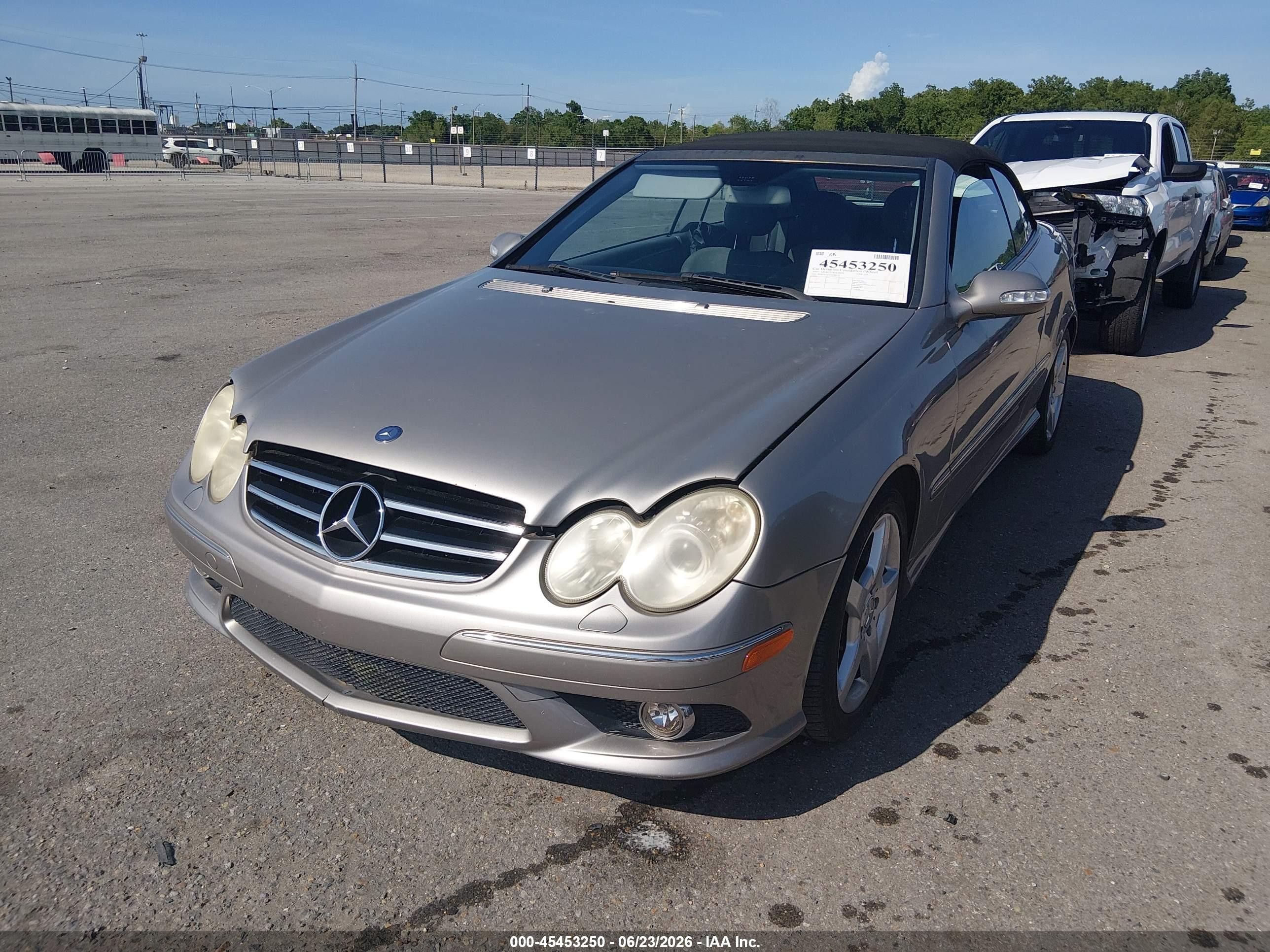 2007 Mercedes-benz Clk 550   Серебряный vin: WDBTK72GX7T086175