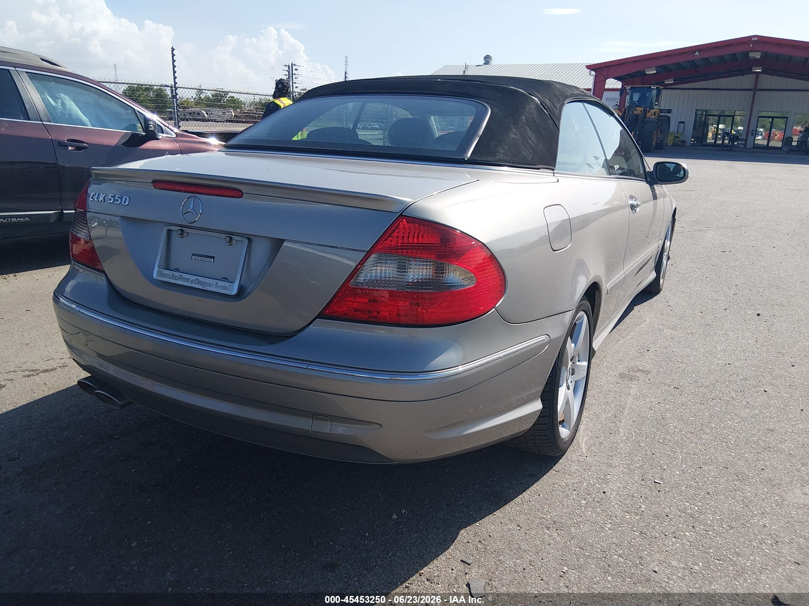 2007 Mercedes-benz Clk 550   Серебряный vin: WDBTK72GX7T086175