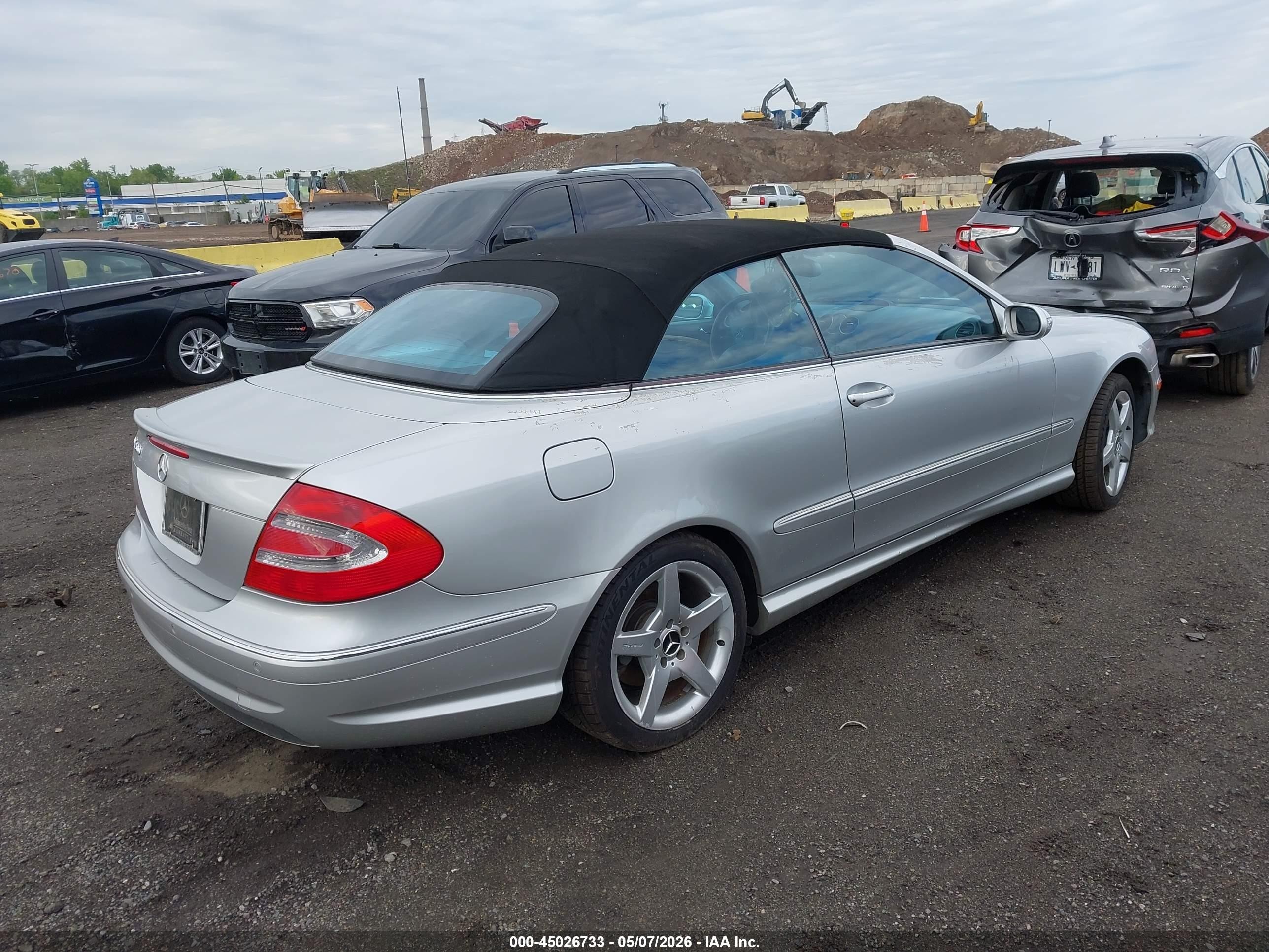 2005 Mercedes-benz Clk 500   White vin: WDBTK75G85T054513