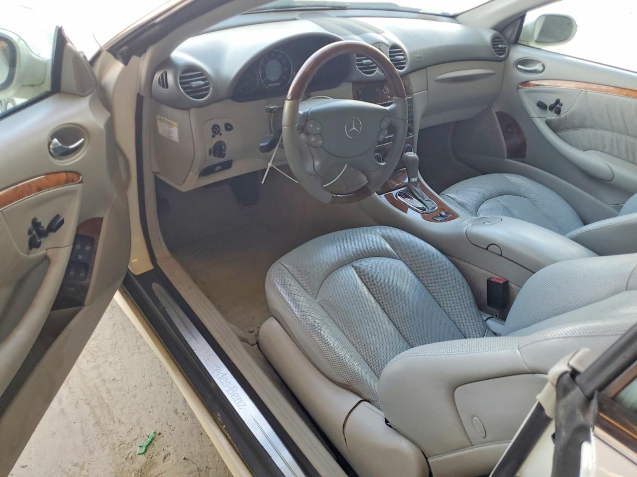2005 Mercedes-benz Clk 500 White vin: WDBTK75GX5T035378