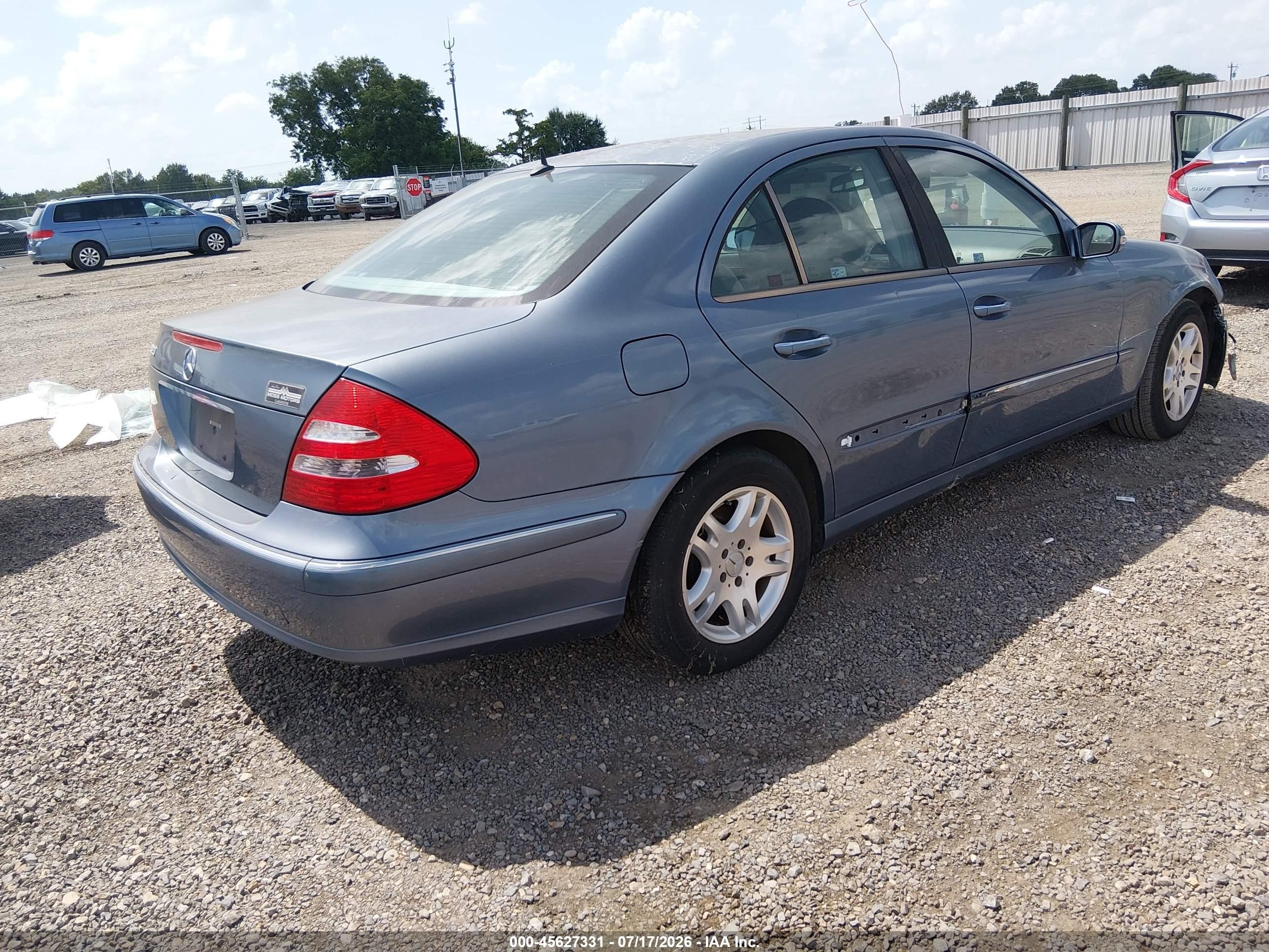 2005 Mercedes-benz E 320   Blue vin: WDBUF65J55A710550