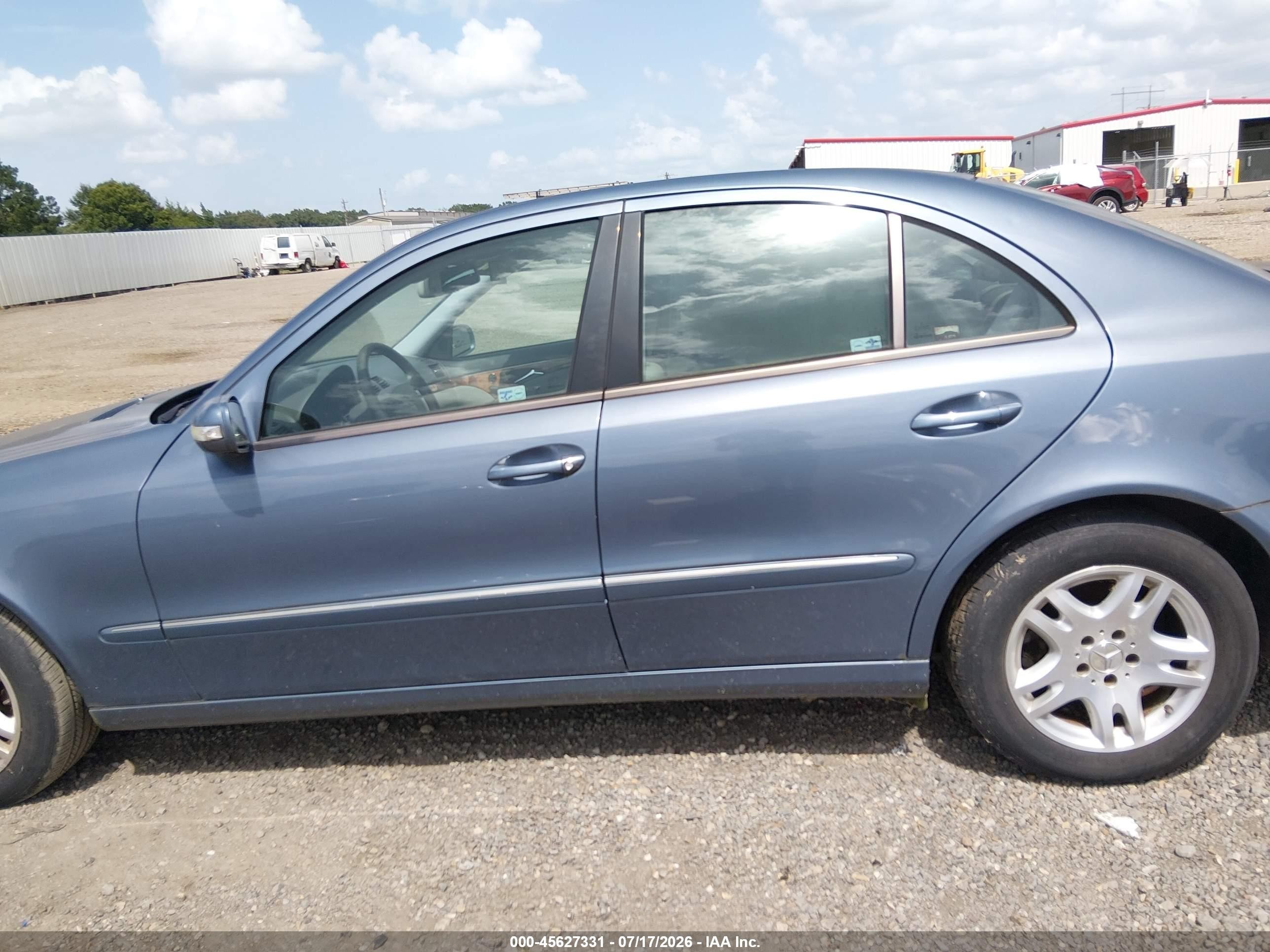 2005 Mercedes-benz E 320   Blue vin: WDBUF65J55A710550