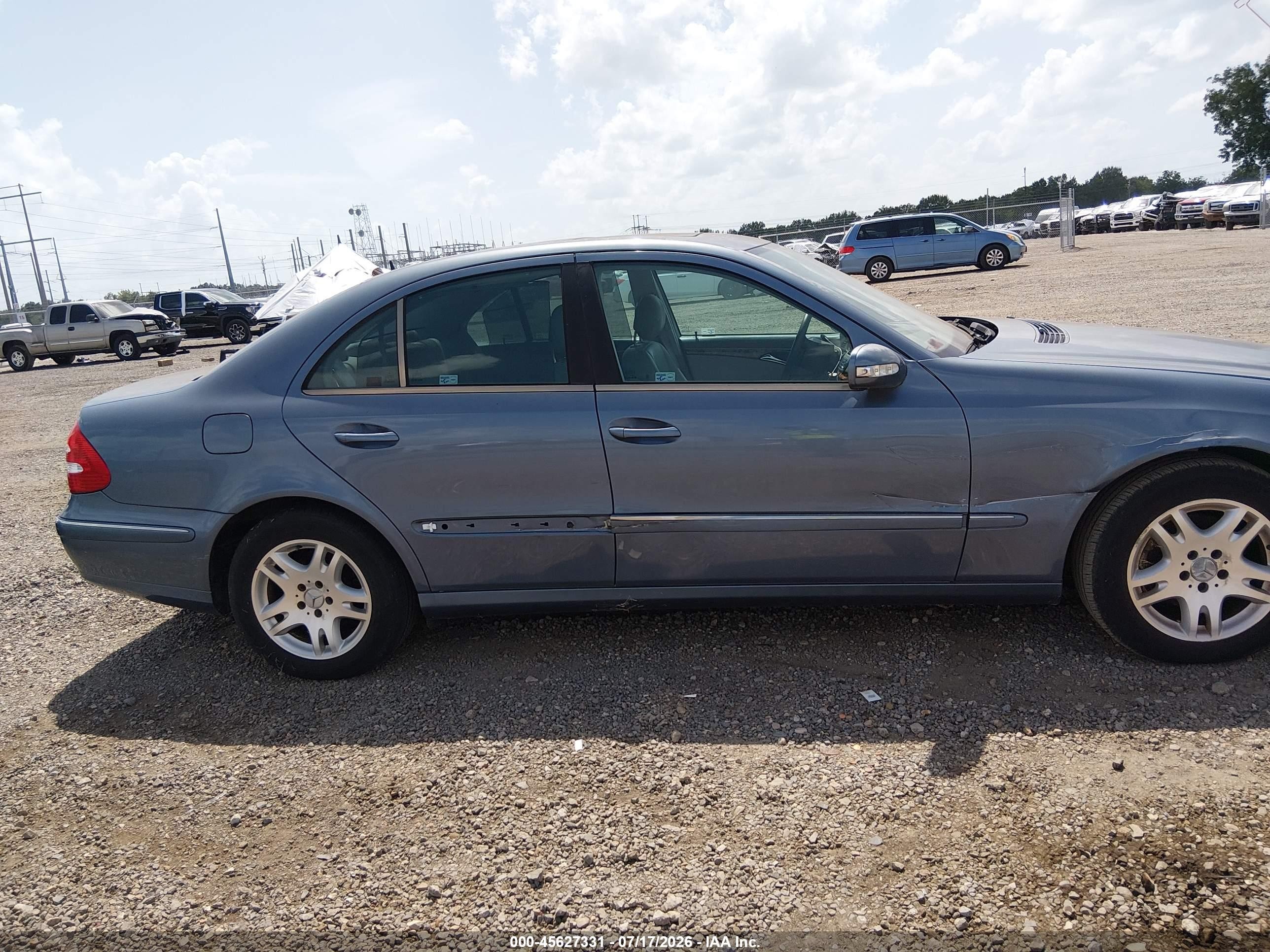 2005 Mercedes-benz E 320   Blue vin: WDBUF65J55A710550