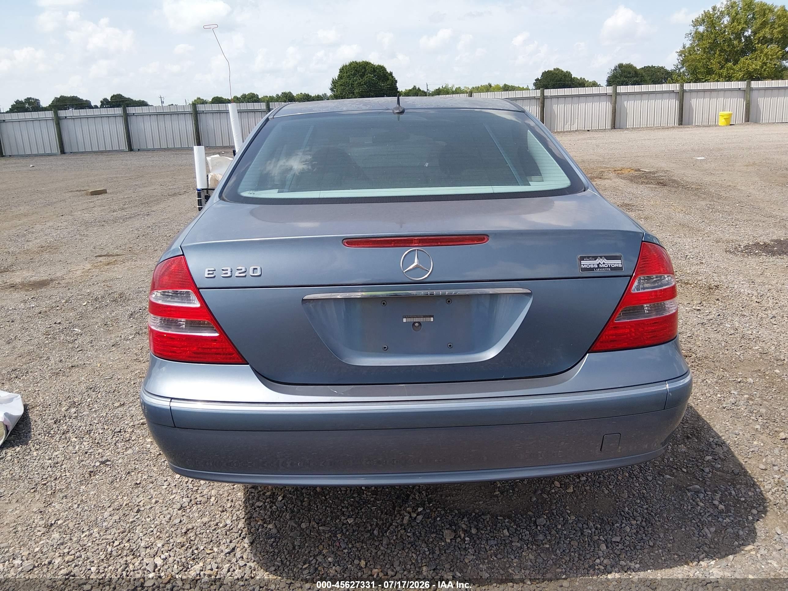 2005 Mercedes-benz E 320   Blue vin: WDBUF65J55A710550