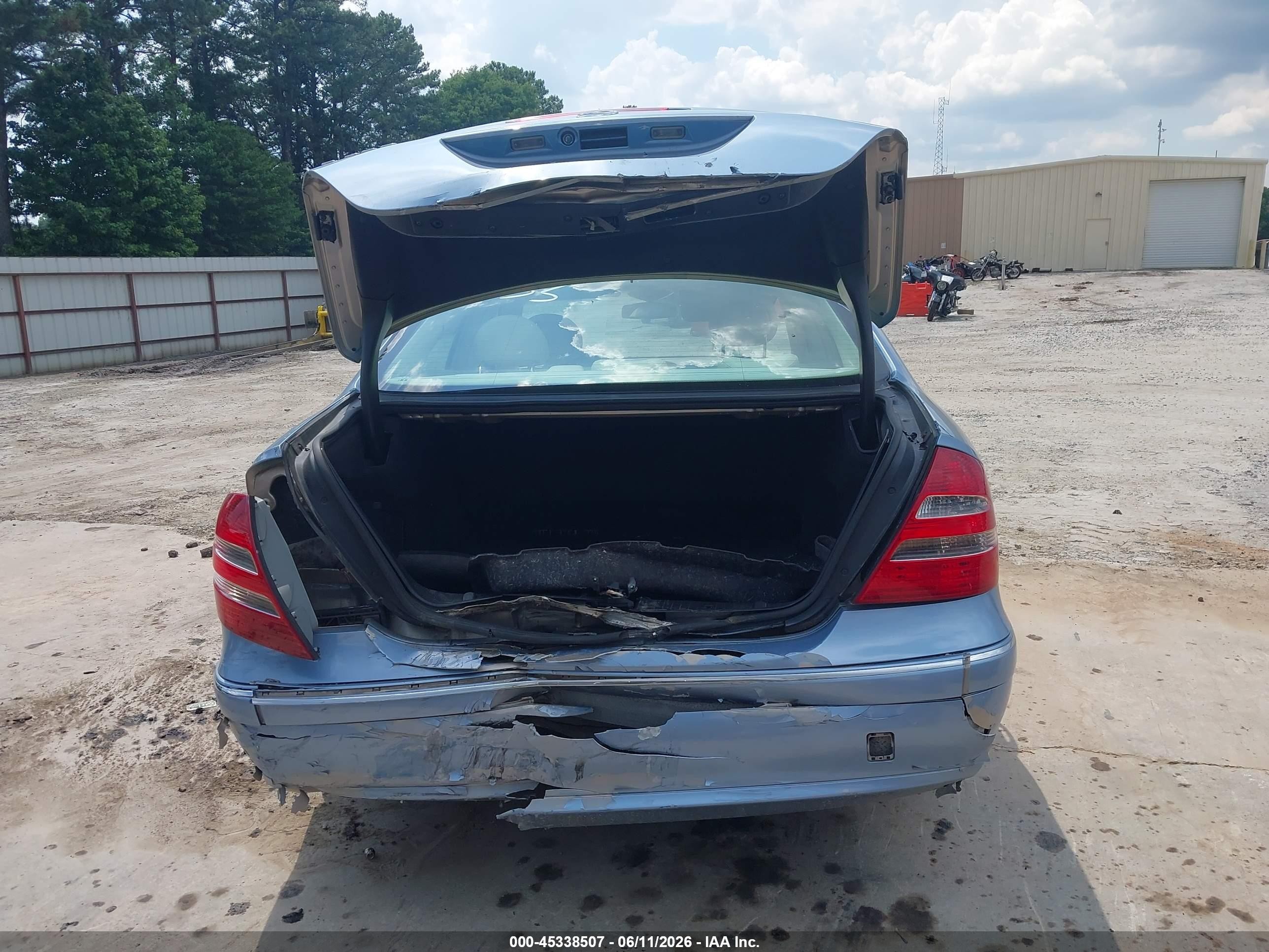 2003 Mercedes-benz E 320   Blue vin: WDBUF65J83A161035