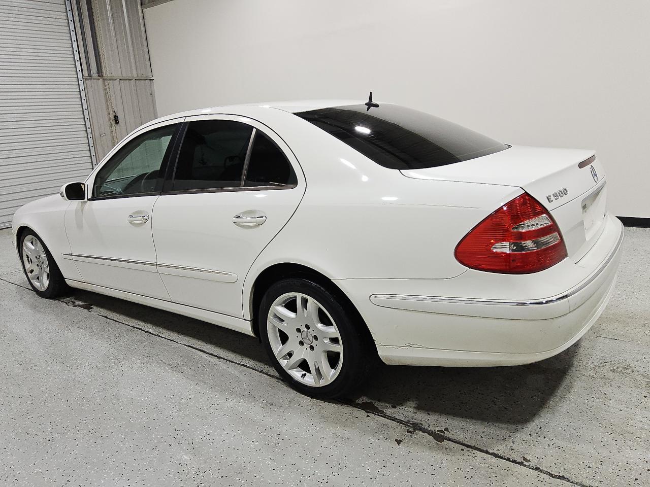2004 Mercedes-benz E 500 Белый vin: WDBUF70J84A589993 Damage: Left Rear Tire, Worn, Replacement Required
