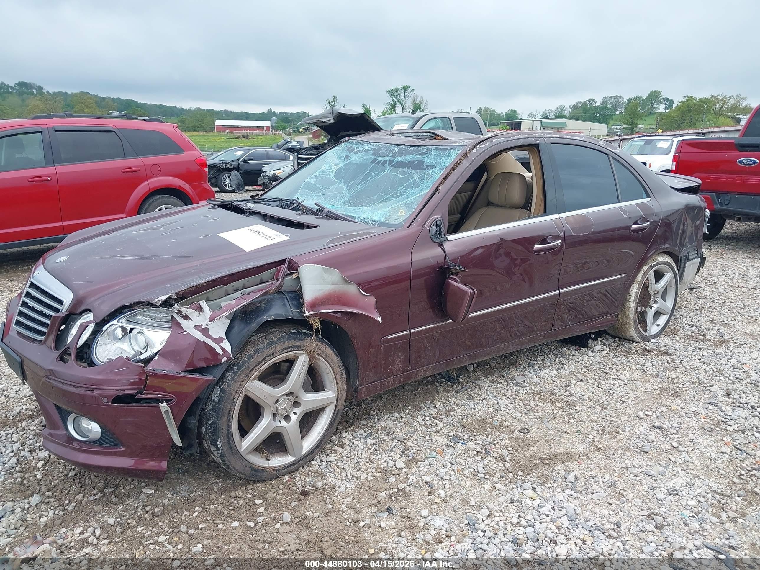 2008 Mercedes-benz E 550   Maroon vin: WDBUF72X28B313388