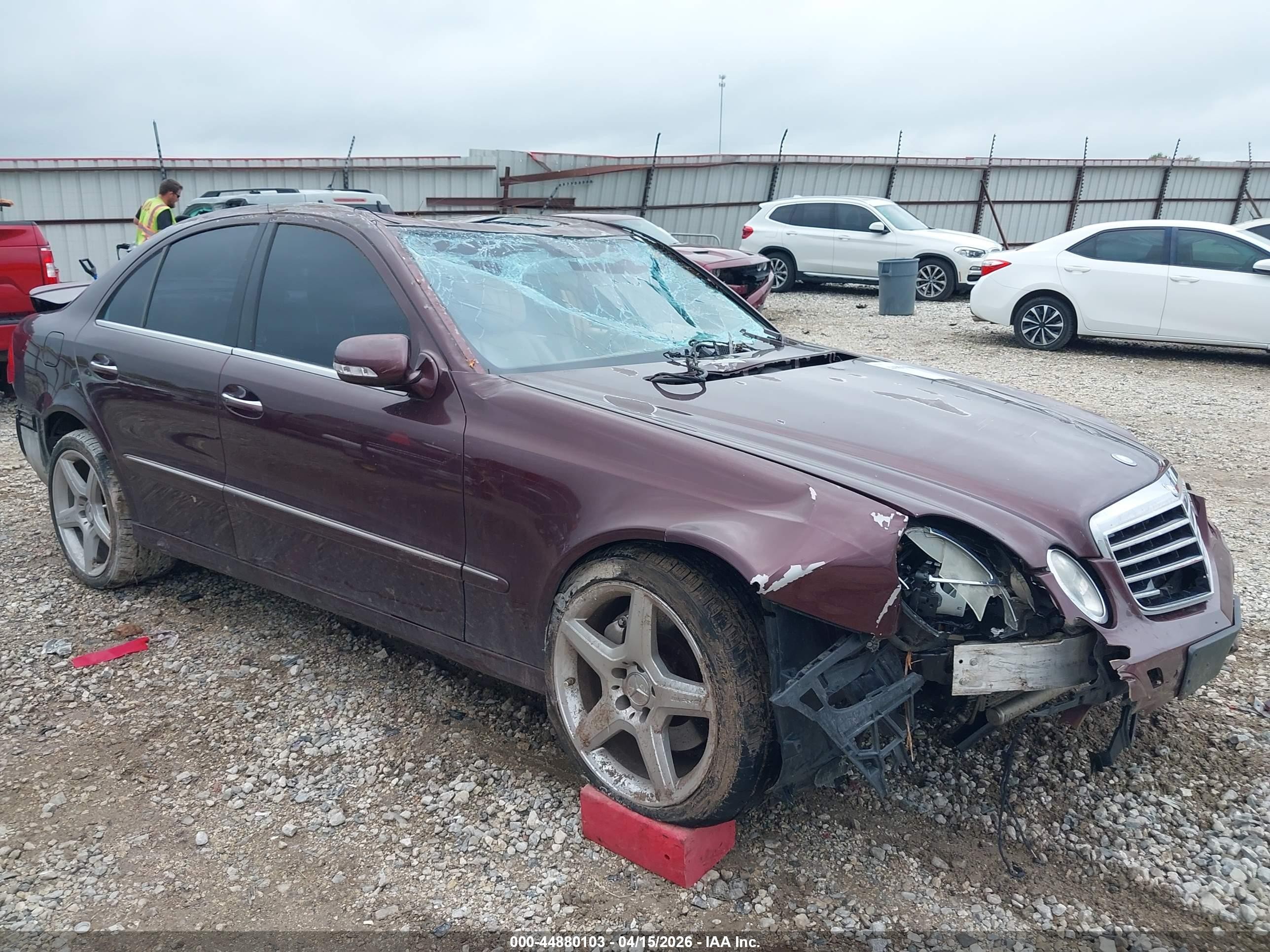 2008 Mercedes-benz E 550   Maroon vin: WDBUF72X28B313388
