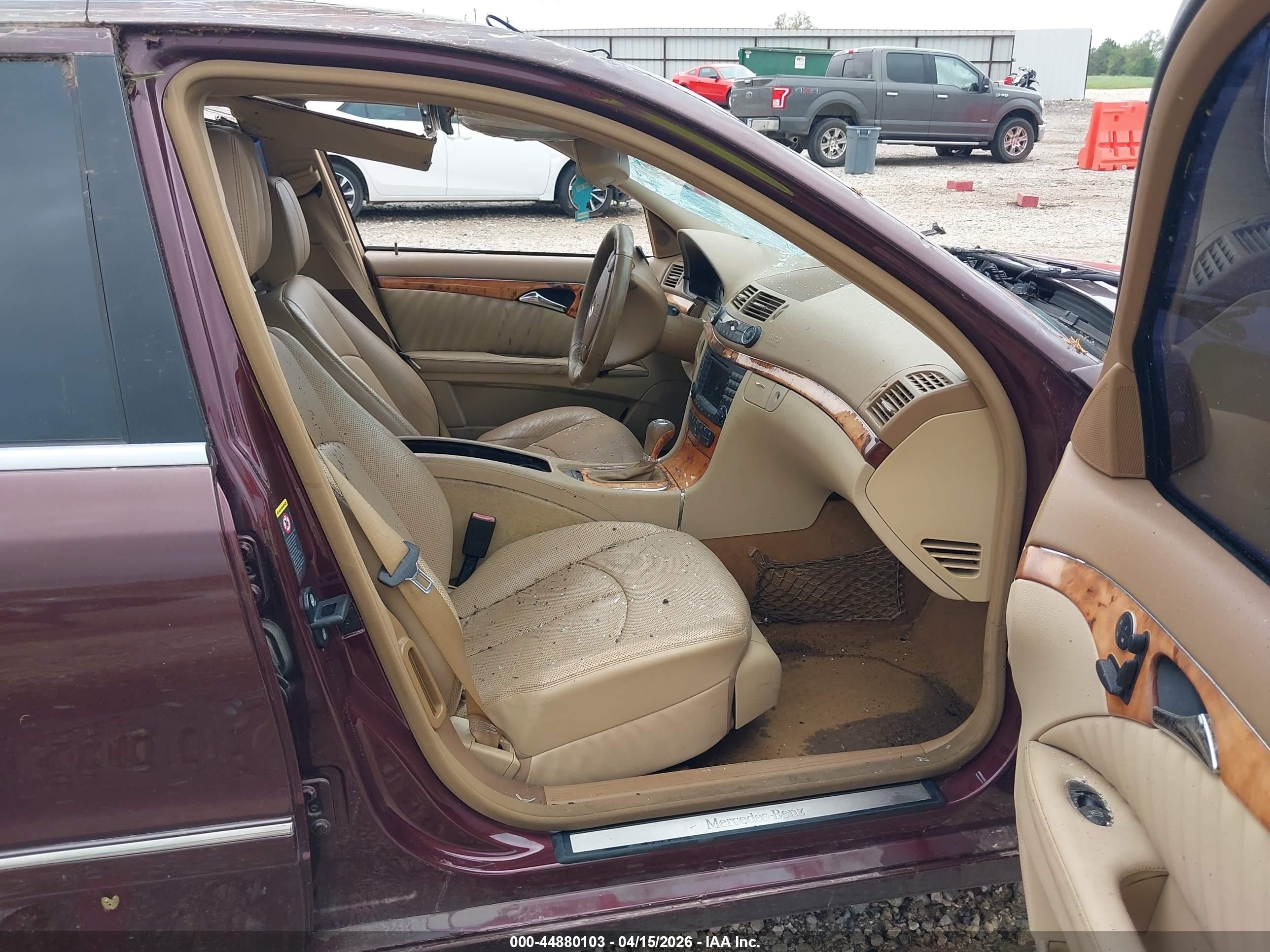 2008 Mercedes-benz E 550   Maroon vin: WDBUF72X28B313388