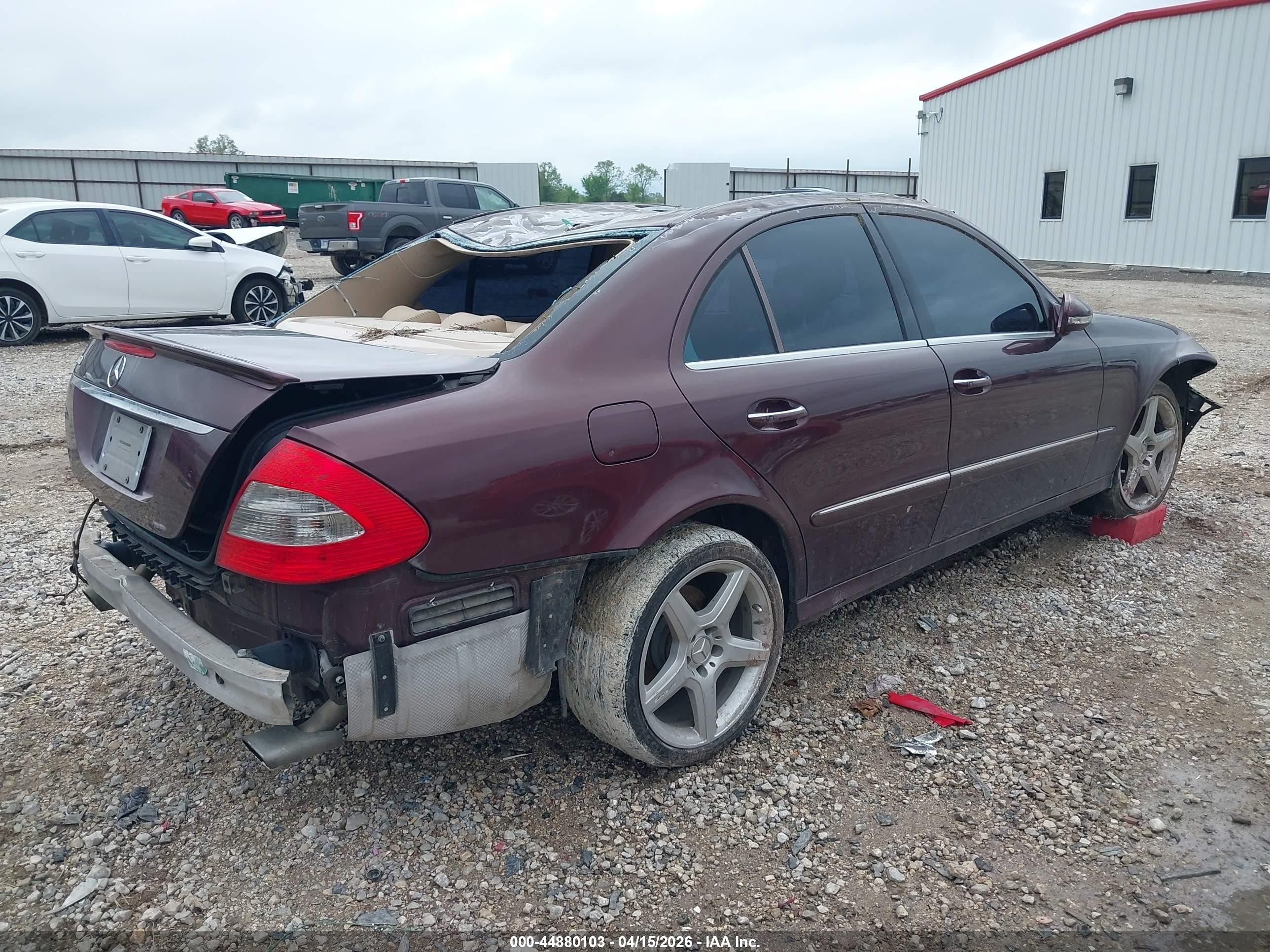 2008 Mercedes-benz E 550   Maroon vin: WDBUF72X28B313388