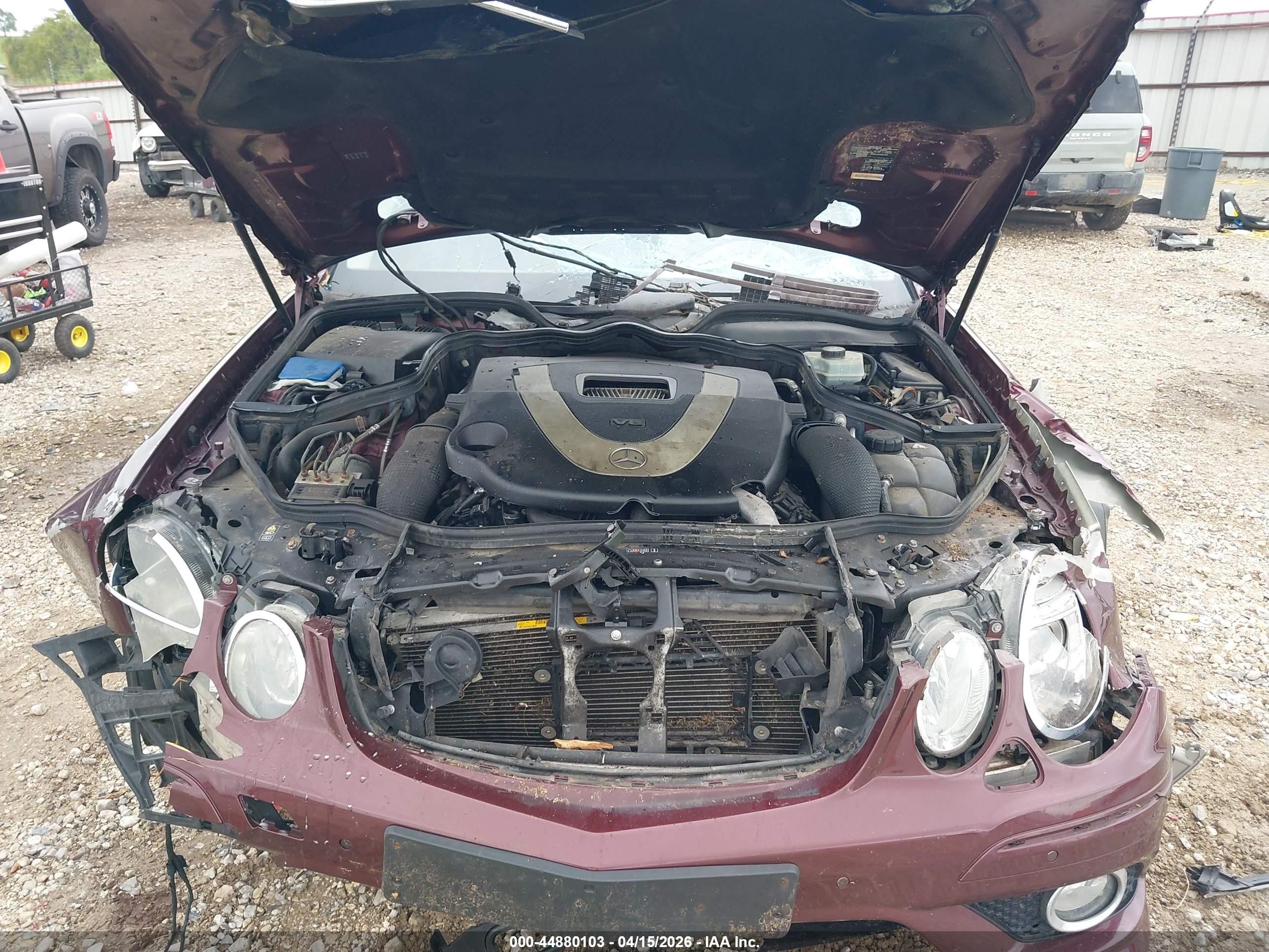 2008 Mercedes-benz E 550   Maroon vin: WDBUF72X28B313388