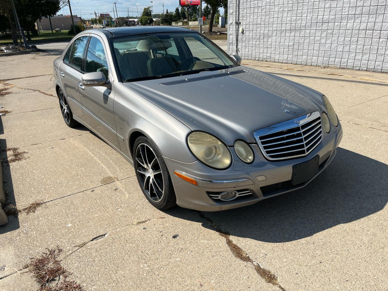 2007 Mercedes-benz E 550 Коричневый vin: WDBUF72X57B138617