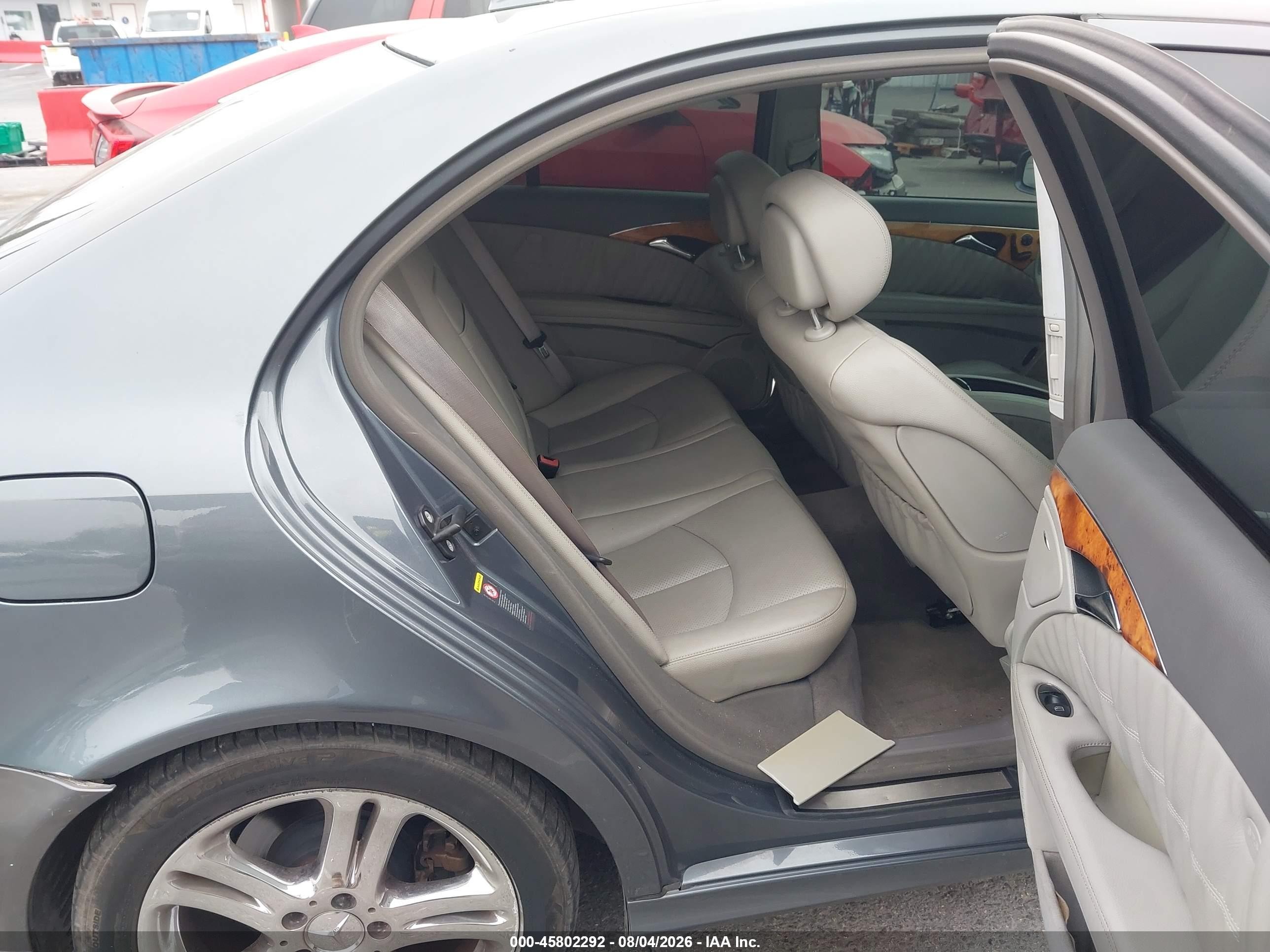 2007 Mercedes-benz E 550   Blue vin: WDBUF72X97B018920