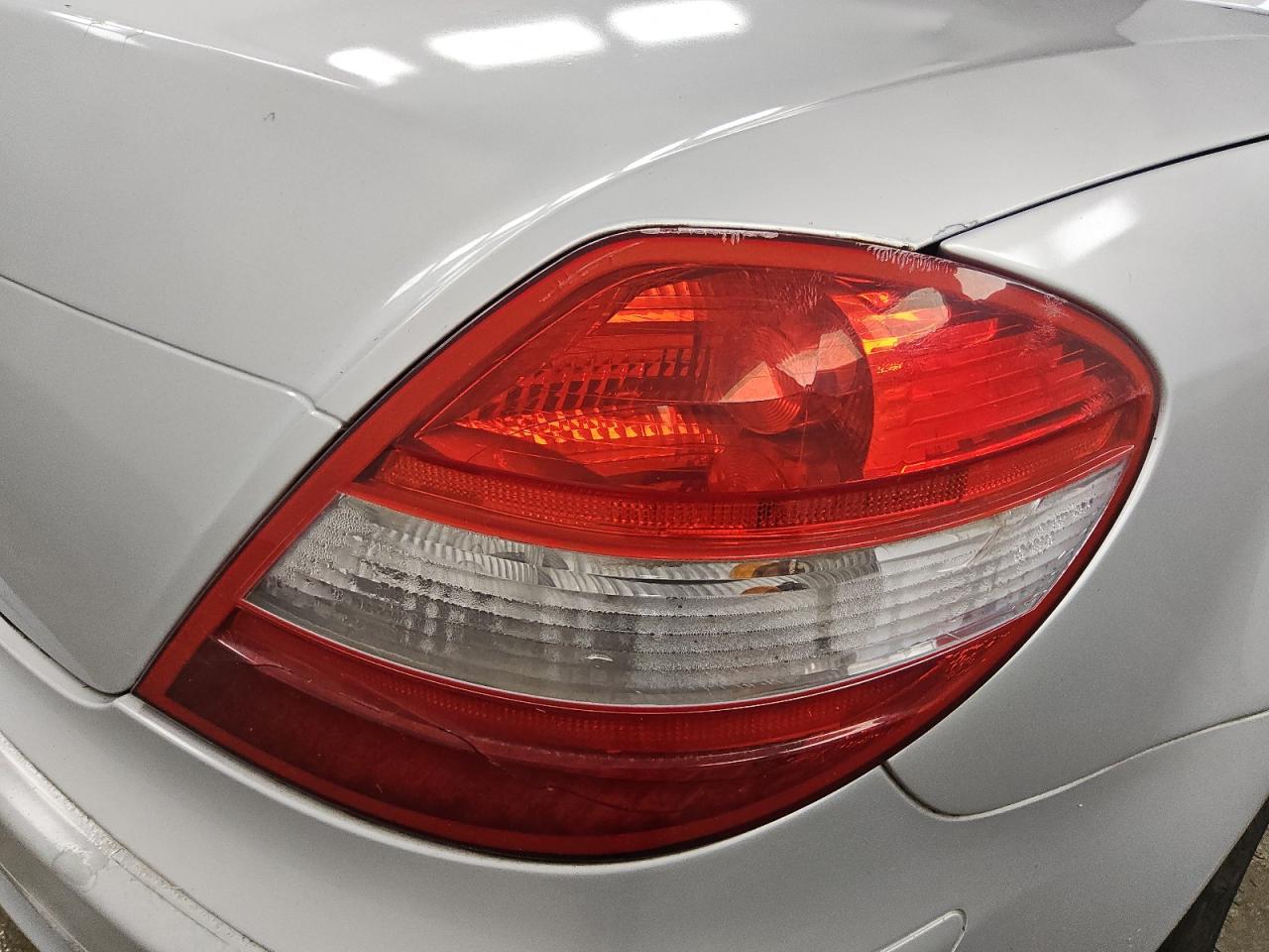 2006 Mercedes-benz Slk 280 Silver vin: WDBWK54F66F129591 Damage: Right Tail Light, Cracked, Replacement Required