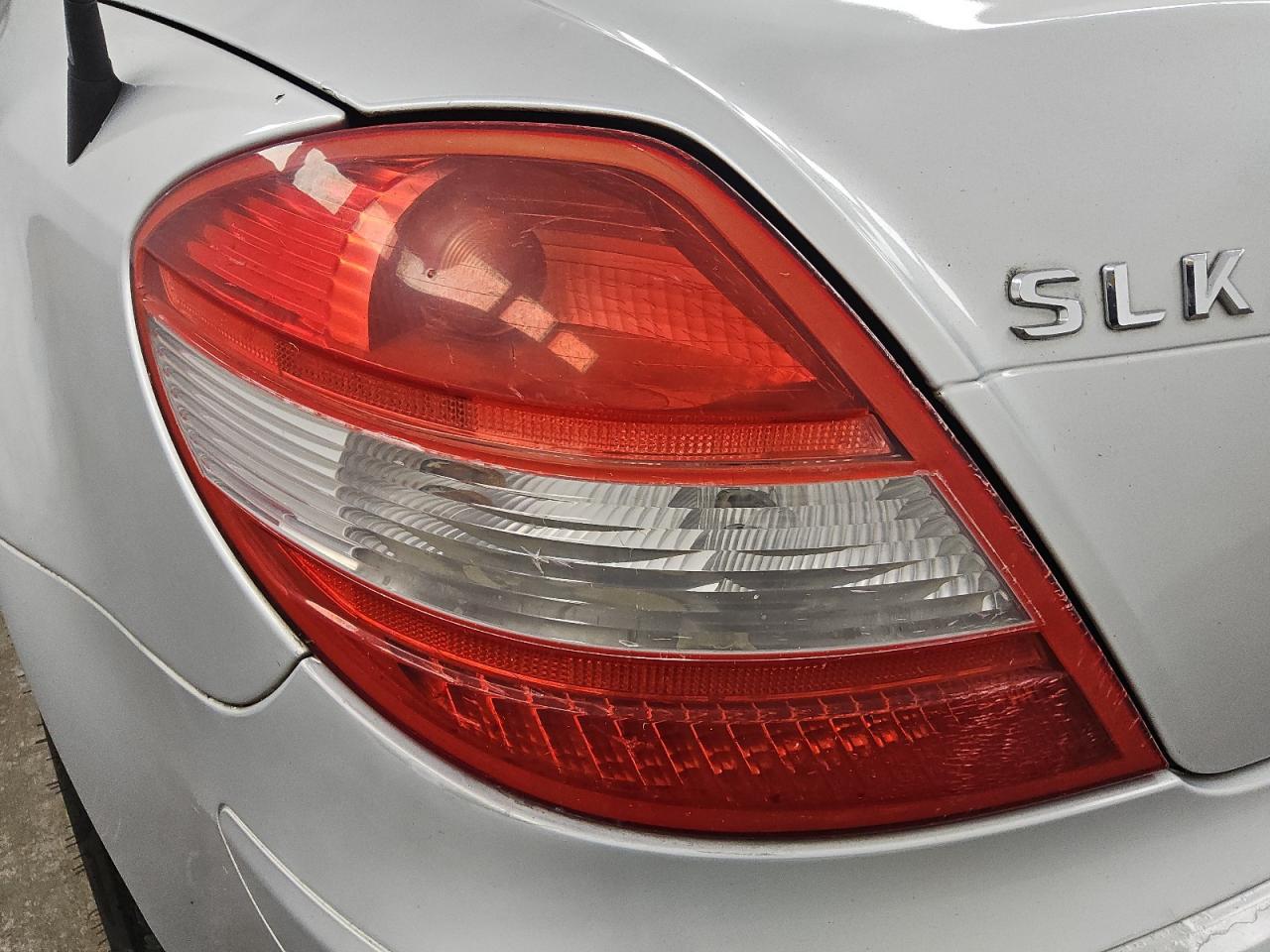 2006 Mercedes-benz Slk 280 Silver vin: WDBWK54F66F129591 Damage: Left Tail Light, Cracked, Replacement Required