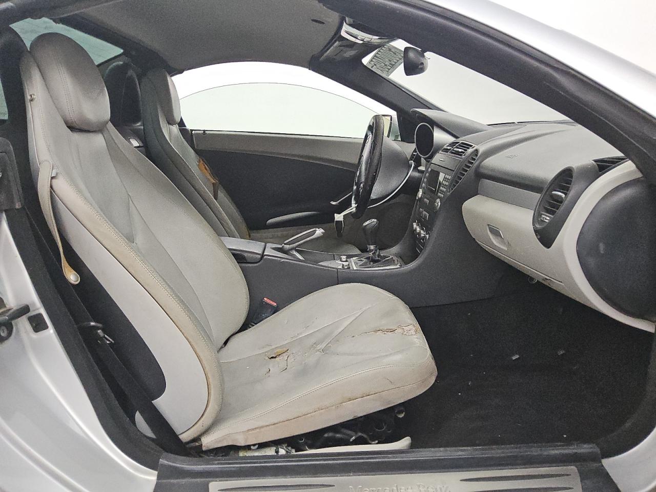 2006 Mercedes-benz Slk 280 Silver vin: WDBWK54F66F129591 Damage: Right Front Seat Cushion, Torn, 4 To 5 Inches