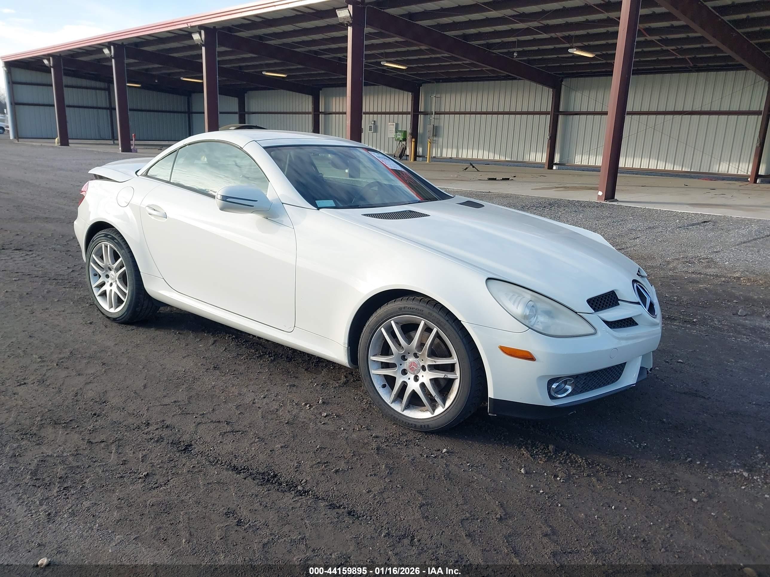 2009 Mercedes-benz Slk 300   White vin: WDBWK54F89F191157