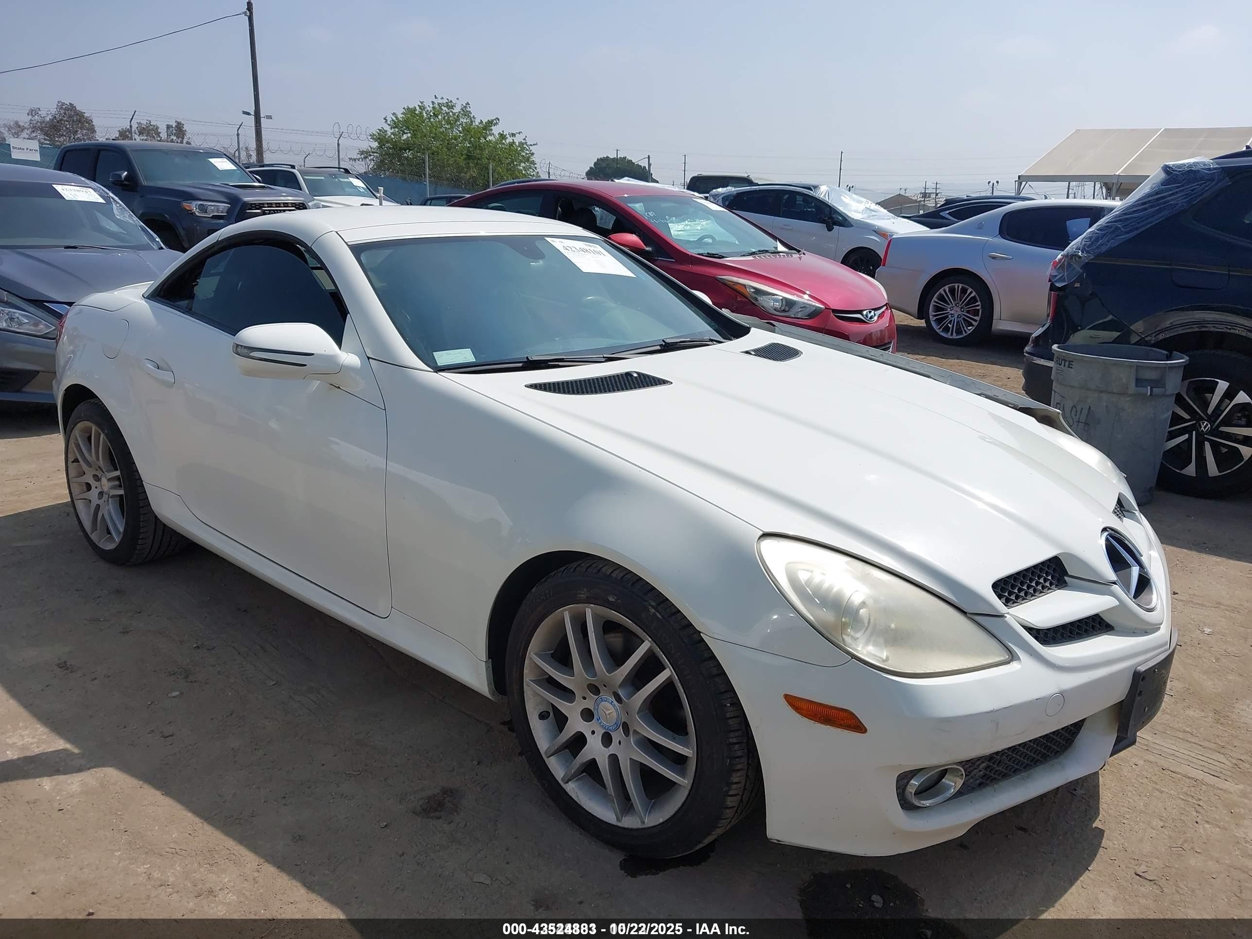 2009 Mercedes-benz Slk 300   White vin: WDBWK54FX9F192410
