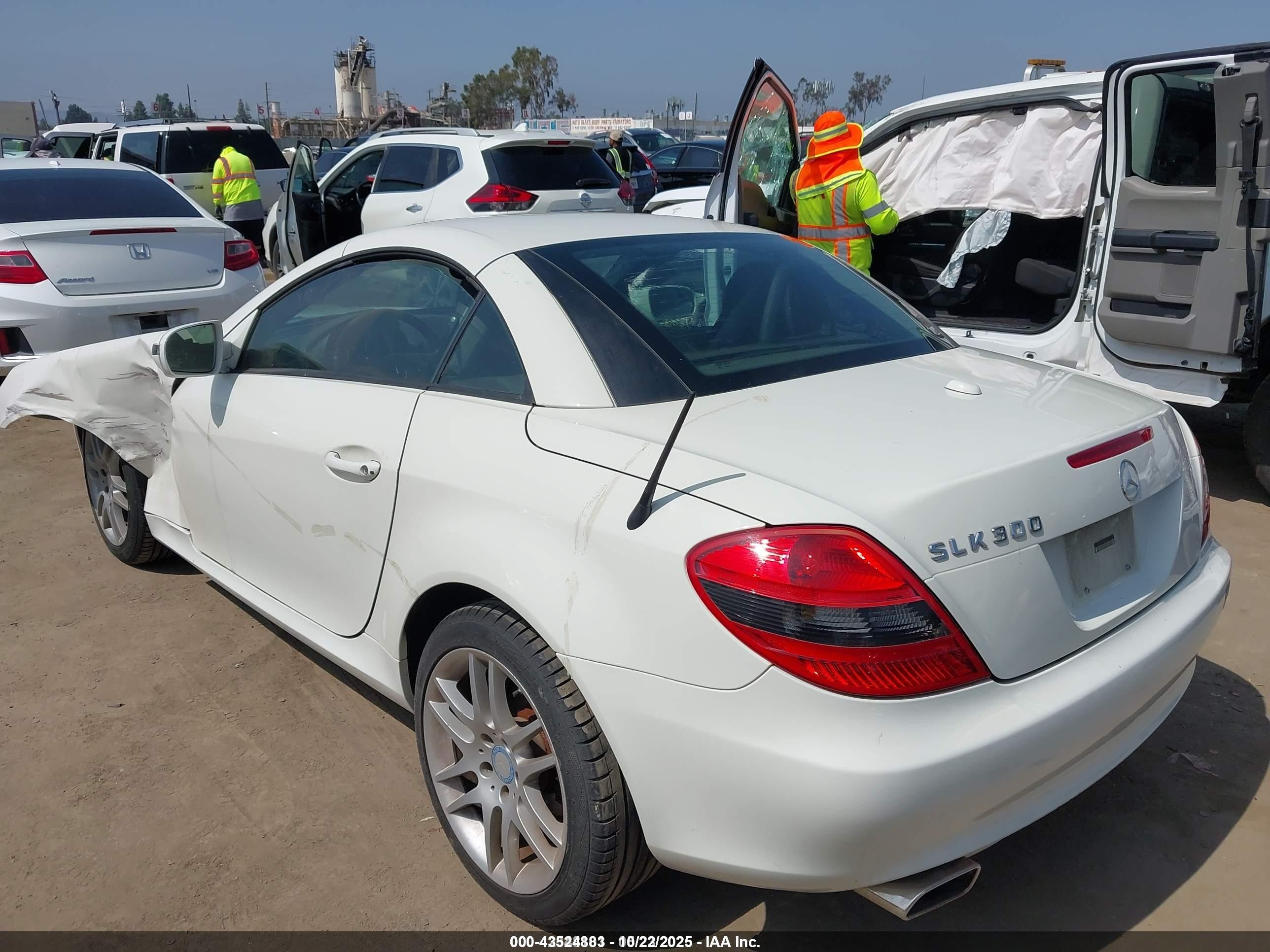 2009 Mercedes-benz Slk 300   White vin: WDBWK54FX9F192410
