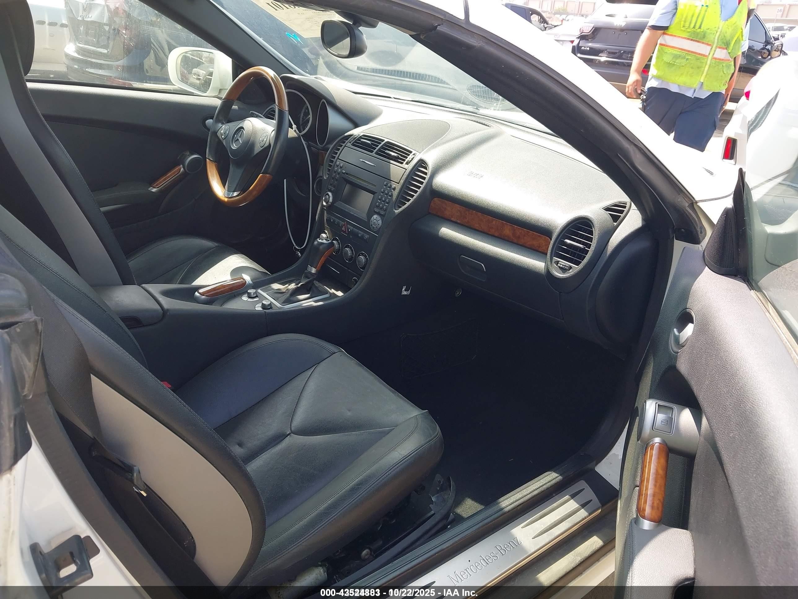 2009 Mercedes-benz Slk 300   White vin: WDBWK54FX9F192410