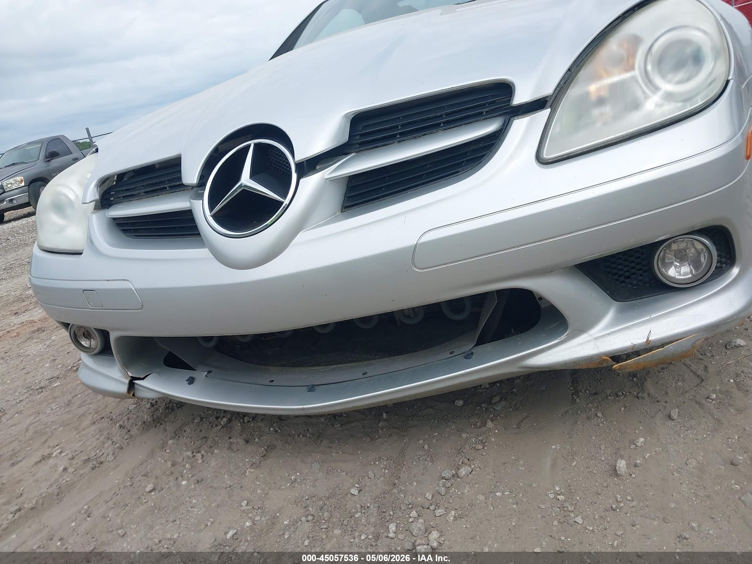 2007 Mercedes-benz Slk 350   Silver vin: WDBWK56F57F152648