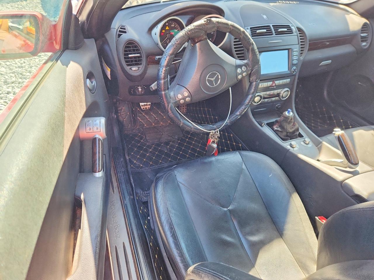2005 Mercedes-benz Slk 350 Red vin: WDBWK56F85F038494