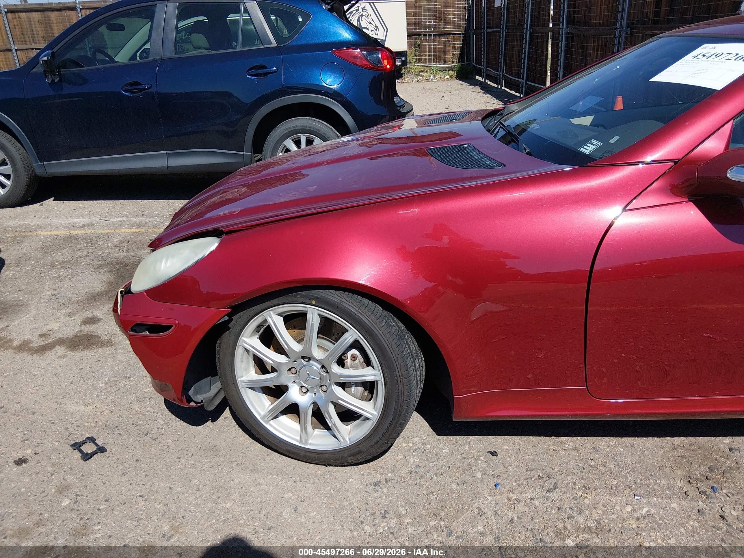 2005 Mercedes-benz Slk 350   Red vin: WDBWK56F85F047843