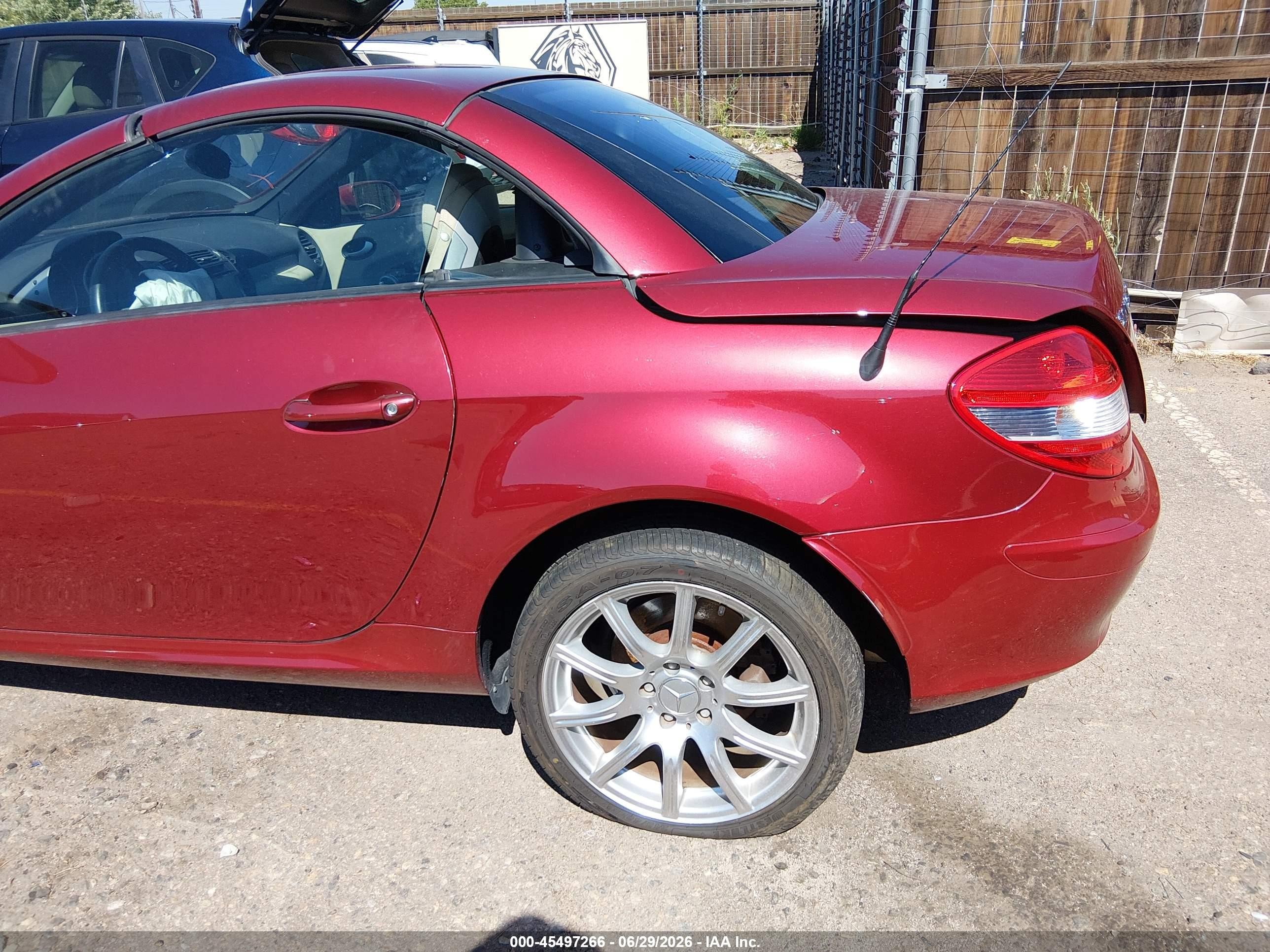2005 Mercedes-benz Slk 350   Red vin: WDBWK56F85F047843