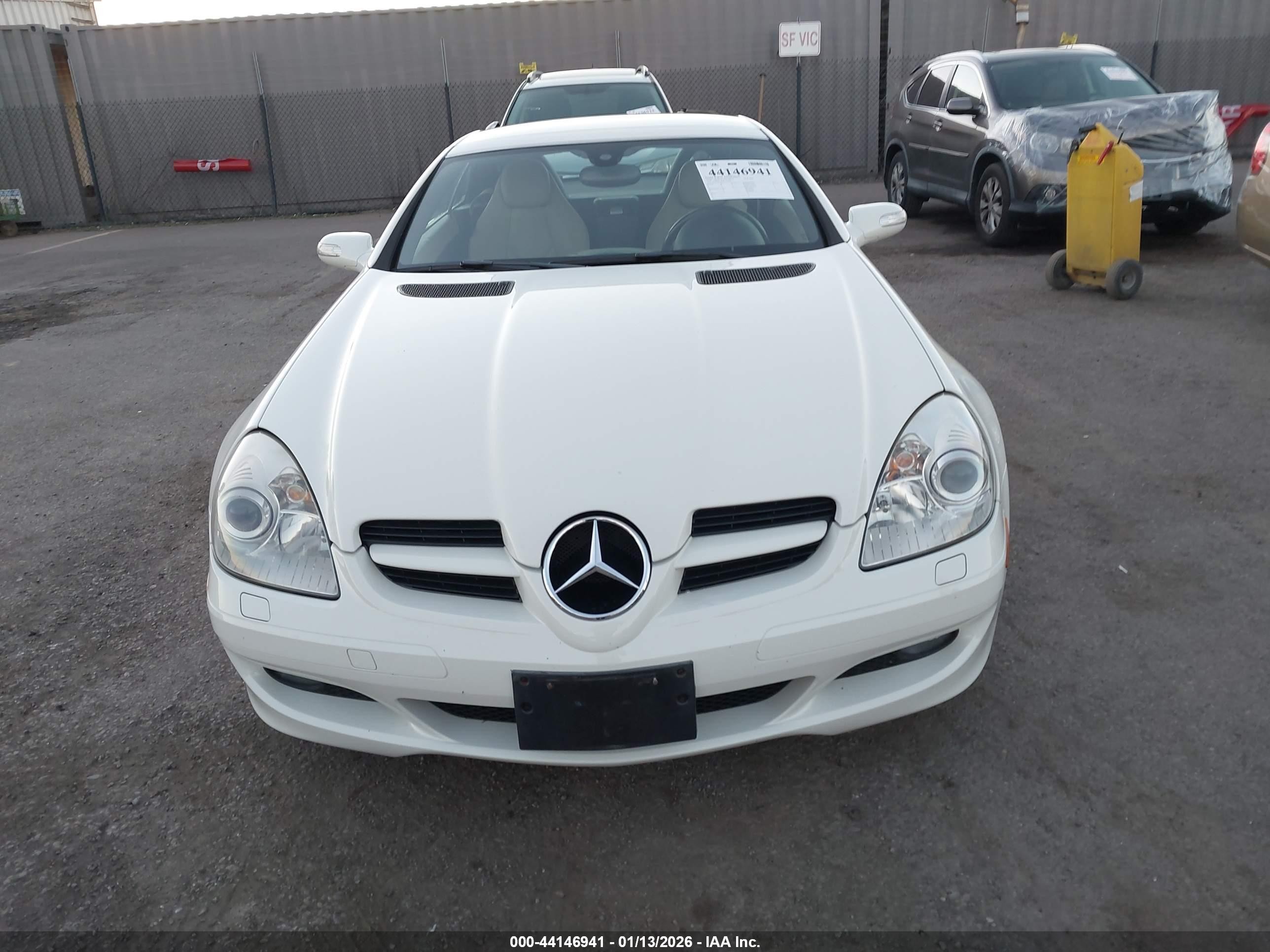 2008 Mercedes-benz Slk 350   White vin: WDBWK56F98F174962