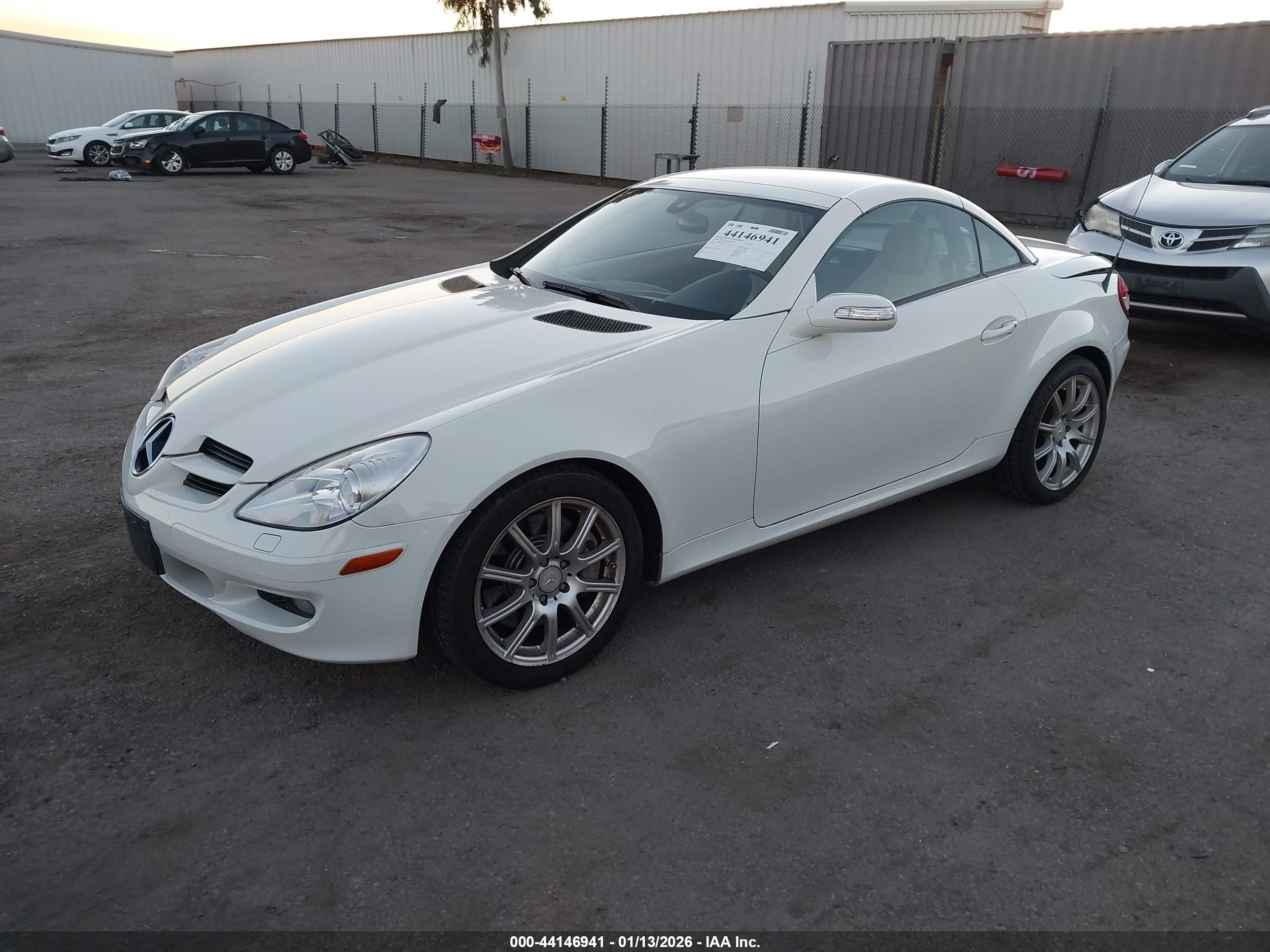 2008 Mercedes-benz Slk 350   White vin: WDBWK56F98F174962