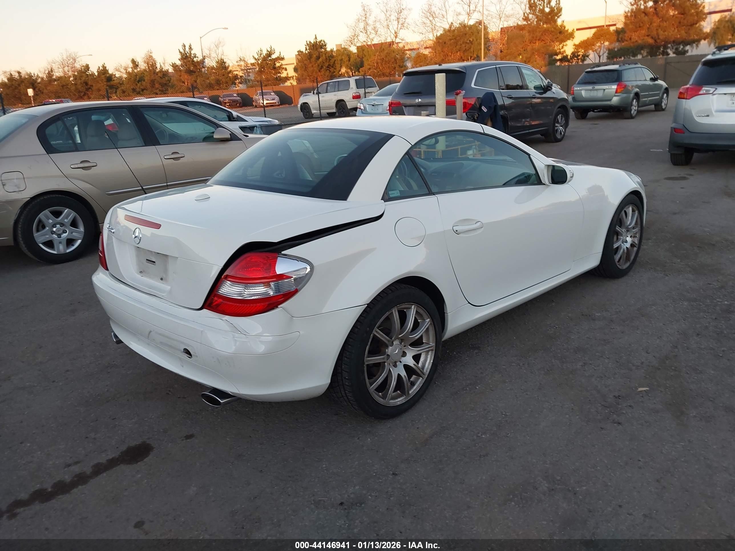 2008 Mercedes-benz Slk 350   White vin: WDBWK56F98F174962