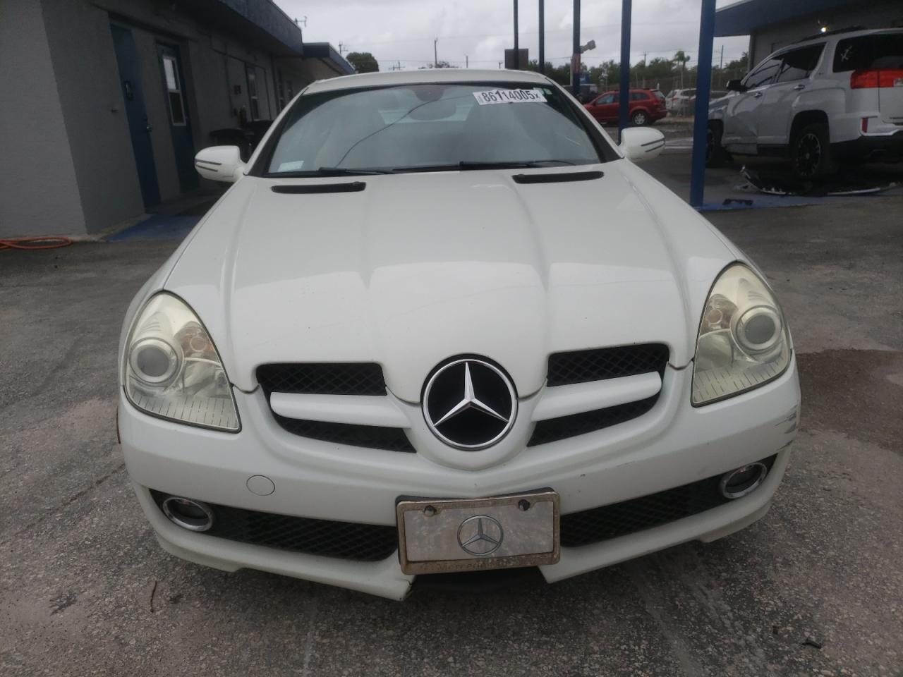 2009 Mercedes-benz Slk 350 White vin: WDBWK58F29F191892