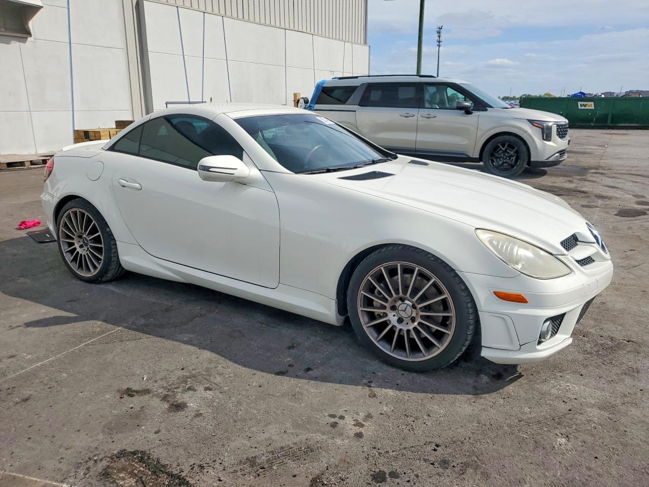 2009 Mercedes-benz Slk 350 White vin: WDBWK58F69F190423